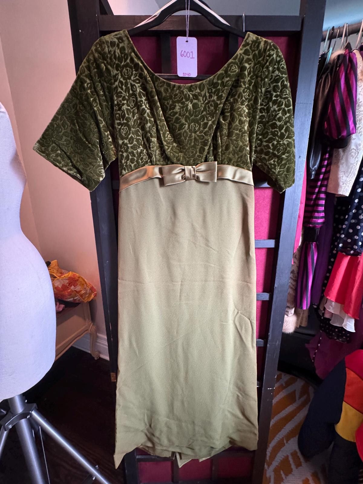 Designer 1960s dress olive green velvet with satin bows true vintage Size S / US 4 / IT 40 - 1 Thumbnail