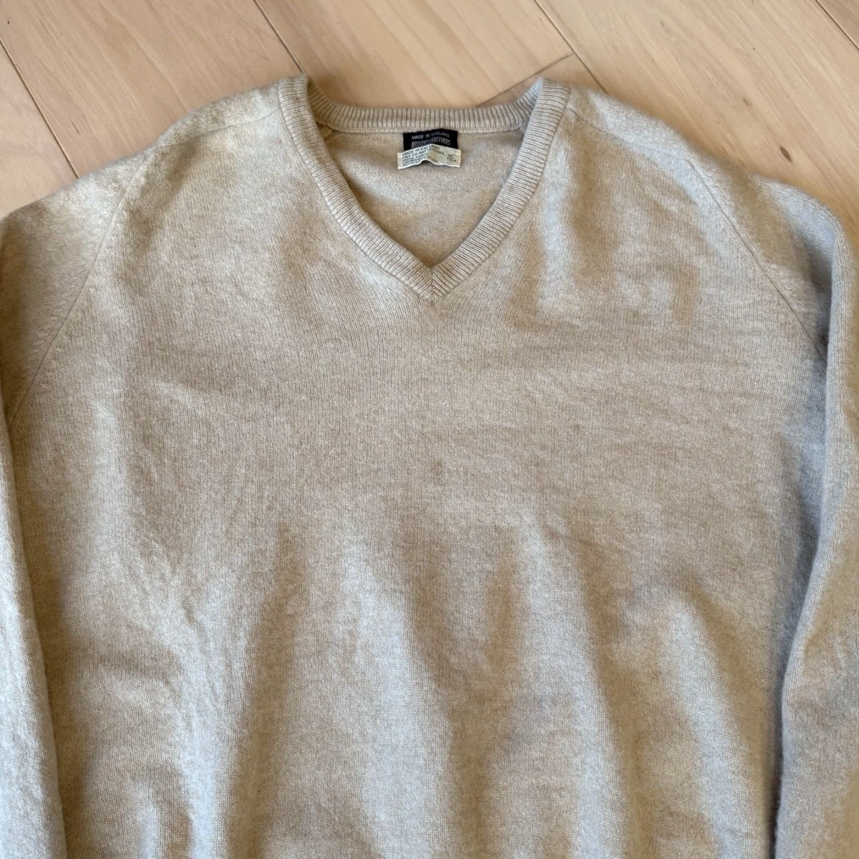 Brooks Brothers Vintage Brooks Brothers Lambswool Sweater Small Beige V Neck Mens Wool Pullover Knit Regular Solid Fashion Pattern Ac?t? Size US S / EU 44-46 / 1 - 3 Thumbnail