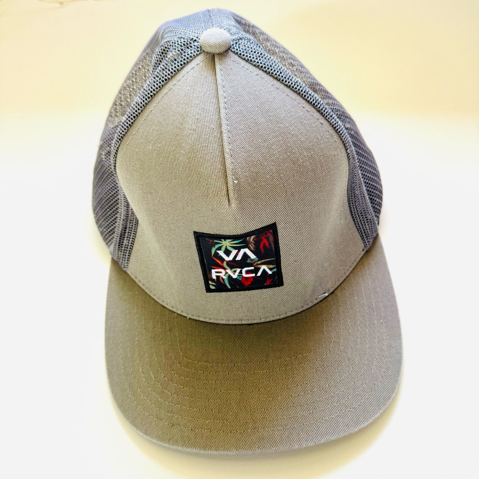 RVCA RVCA Silver Grey Mesh Trucker Logo Snap Back Baseball Hat Size ONE SIZE - 10 Thumbnail