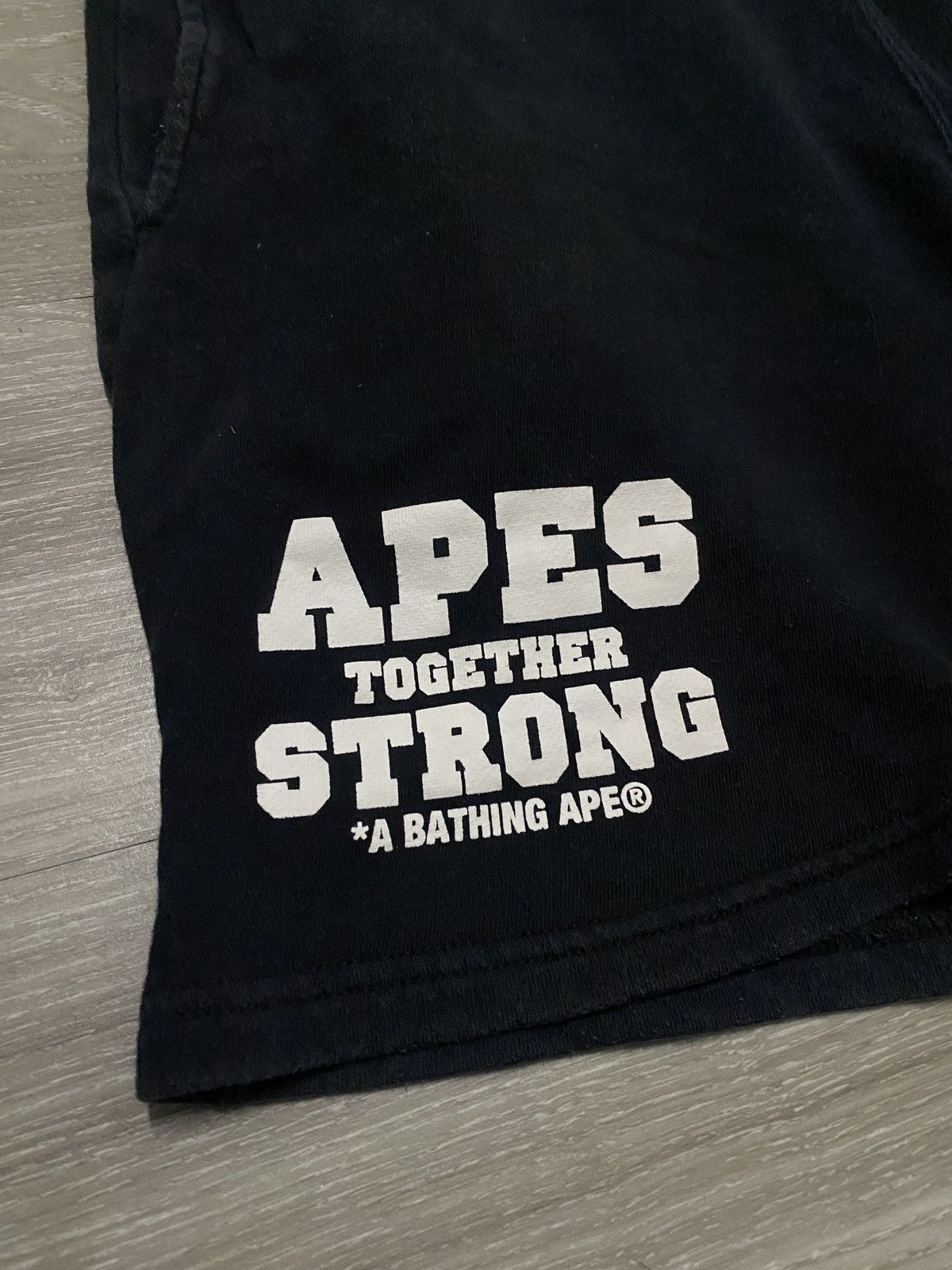 Bape BAPE APES STRONG TOGETHER VELCRO PATCH SHORTS Size US 29 - 2 Thumbnail