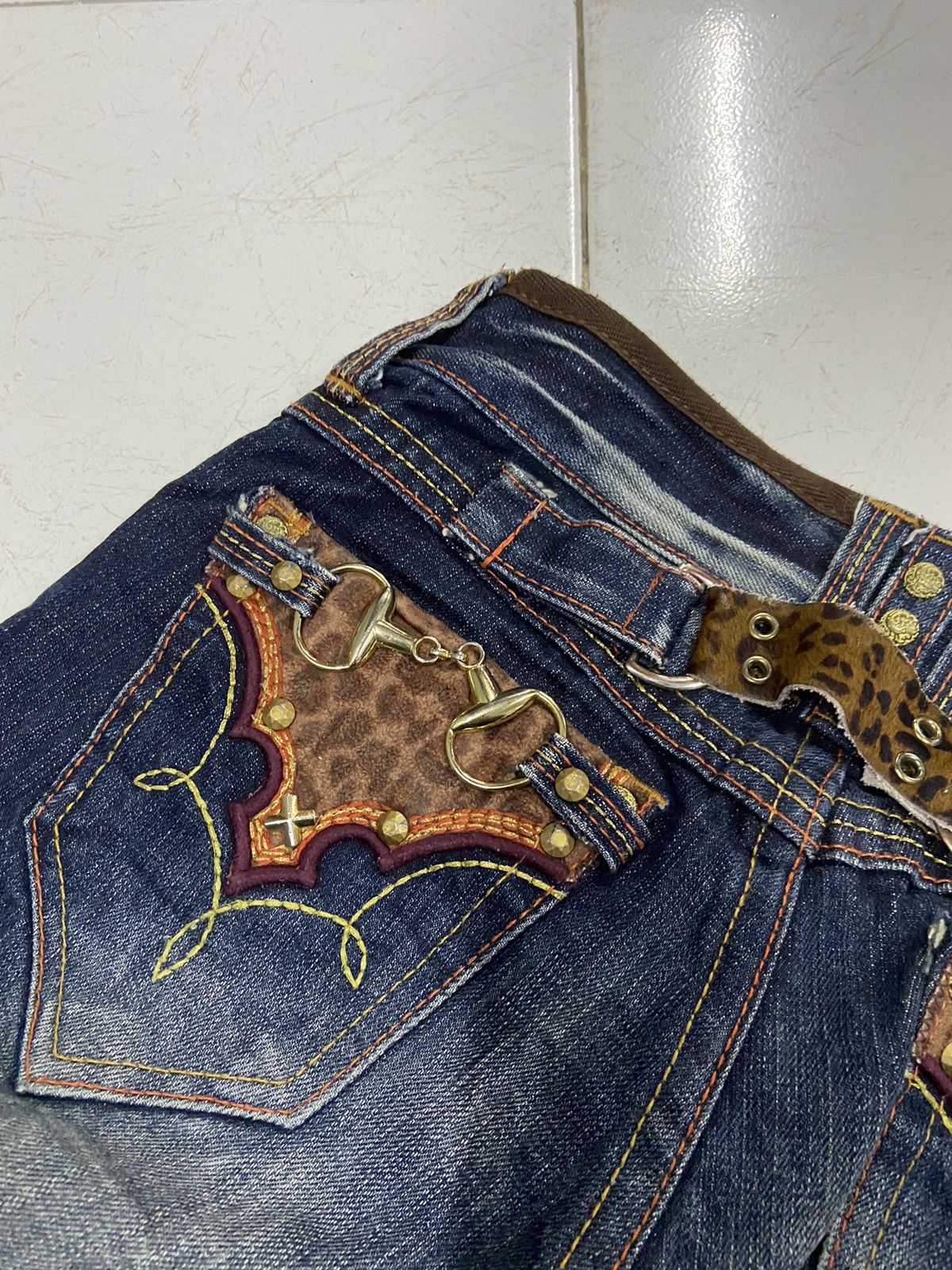 Japanese Brand RED PEPPER LEOPARD STYLE BUCKLE FLARE DENIM JEANS Size US 29 - 6 Thumbnail