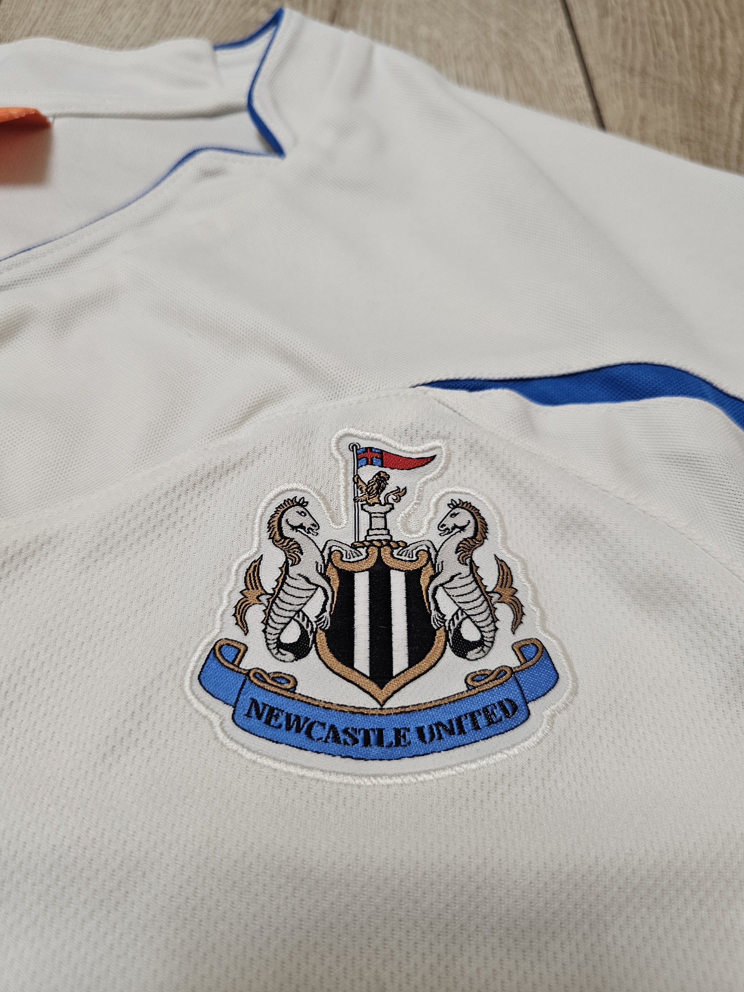 Puma × Vintage NEWCASTLE UNITED 2010 2011 THIRD FOOTBALL SOCCER JERSEY Size US L / EU 52-54 / 3 - 4 Thumbnail