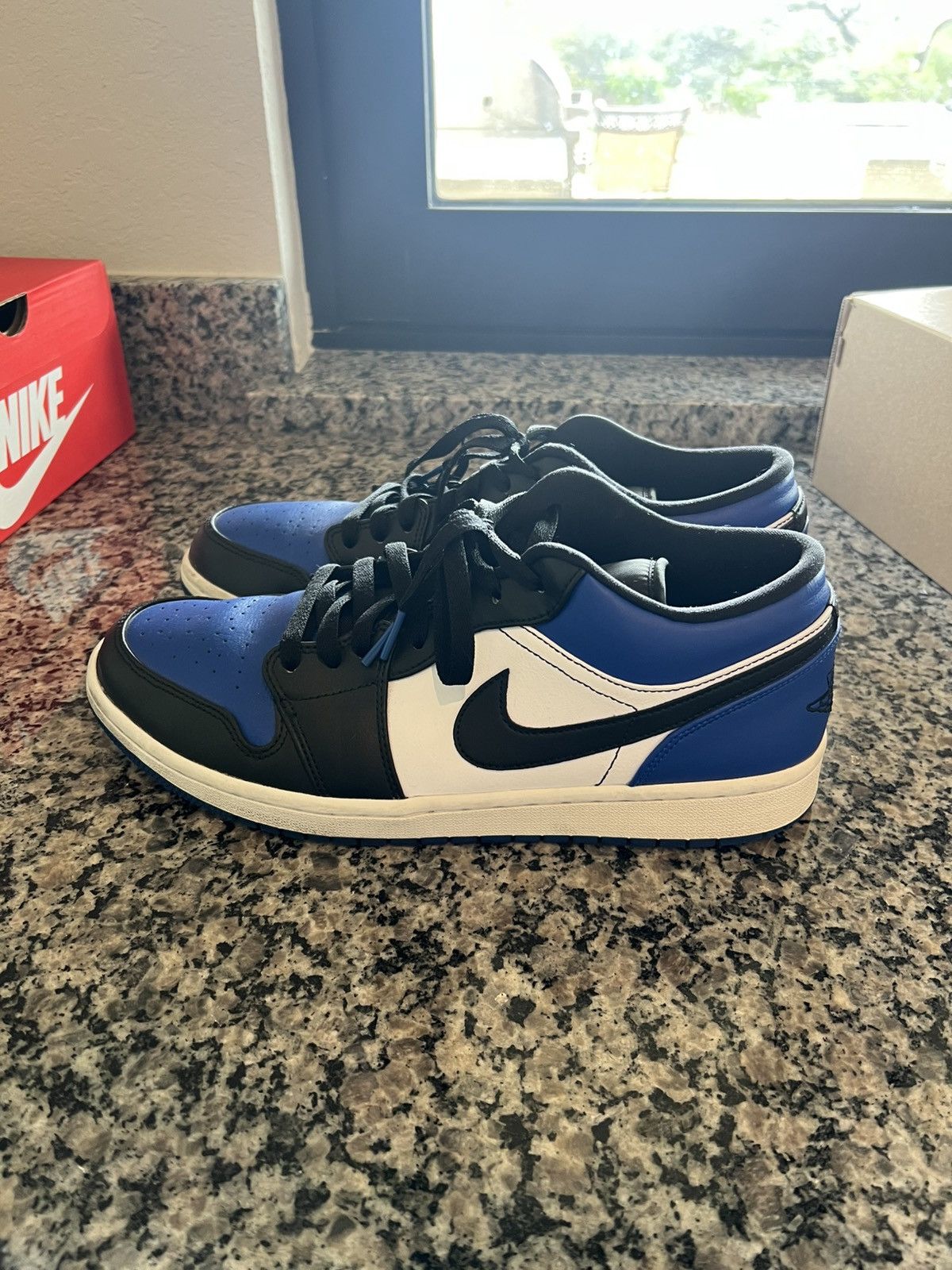 Jordan Brand 2019 Air Jordan 1 Low 'Royal Toe' Size US 11 / EU 44 - 3 Thumbnail