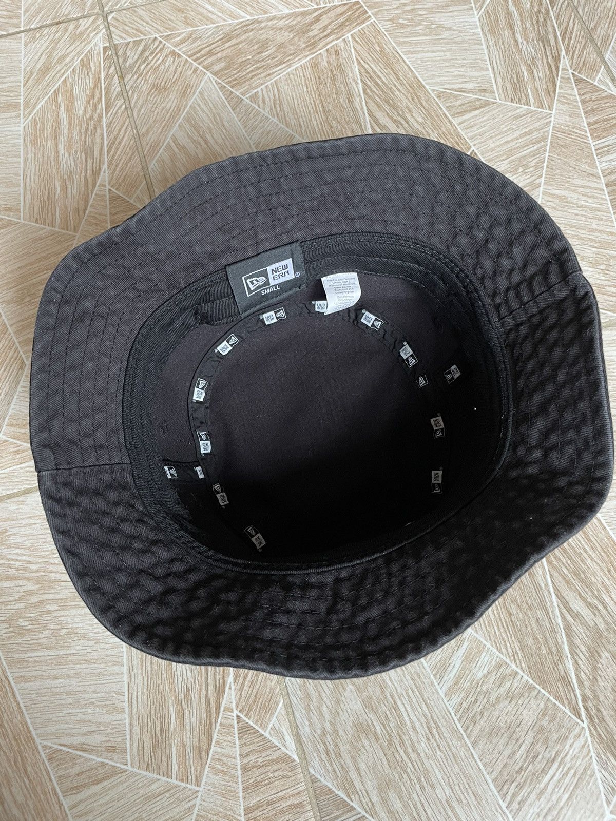 Burberry Retro New Era Logo Black Y2K Streetwear Hype Bucket Hat Size ONE SIZE - 5 Thumbnail