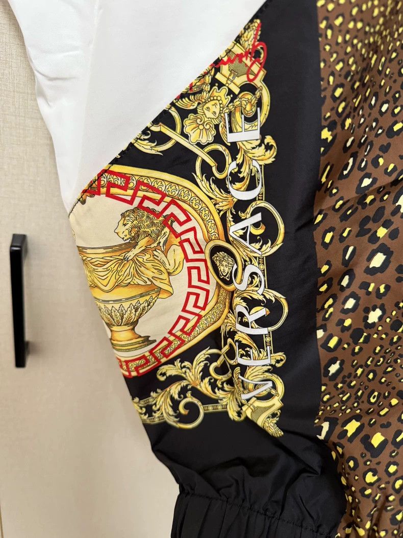 Versace Versace Black and gold printed athleptic pants Size US 34 / EU 50 - 4 Thumbnail