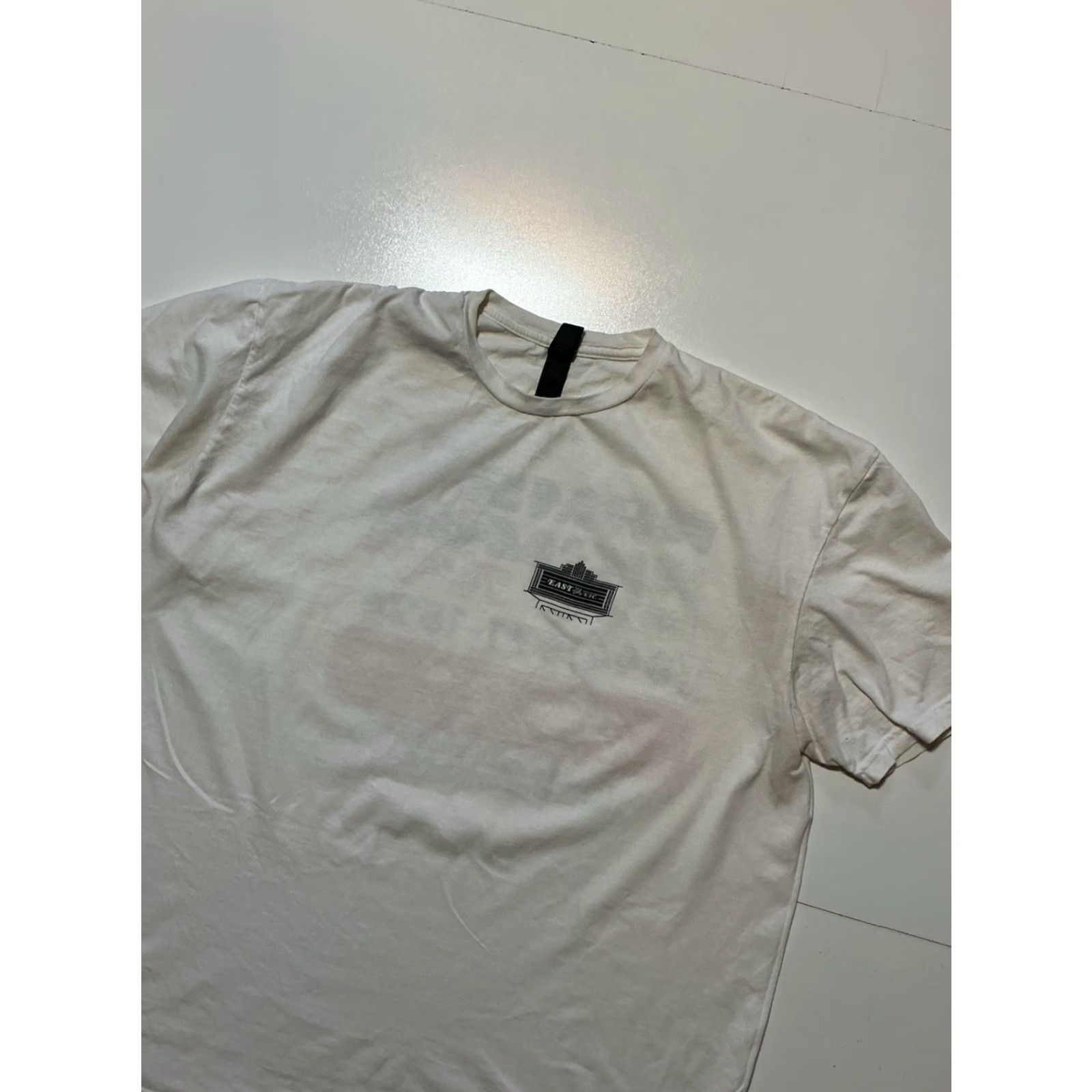 Gildan Arms Akimbo Theater Music Alternative Indie Rock Band White S/S T-Shirt XL Mens Gildan Shirt Graphic T-Shirt Size US XL / EU 56 / 4 - 4 Thumbnail