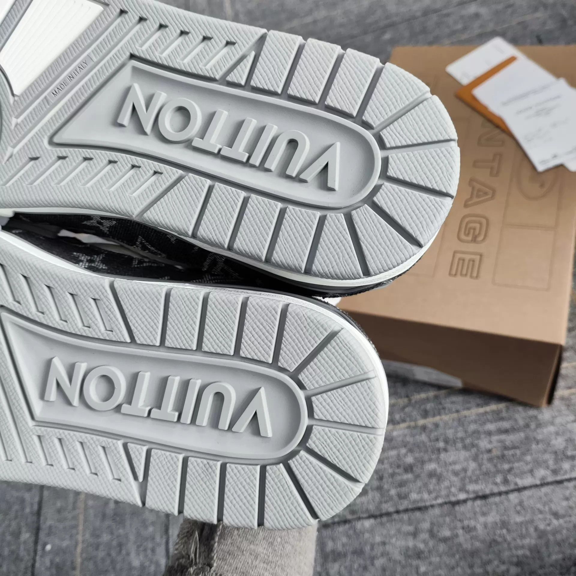 Louis Vuitton LV Gray & White Denim Trainer 7.5 New with Tags Size US 8.5 / EU 41-42 - 4 Thumbnail