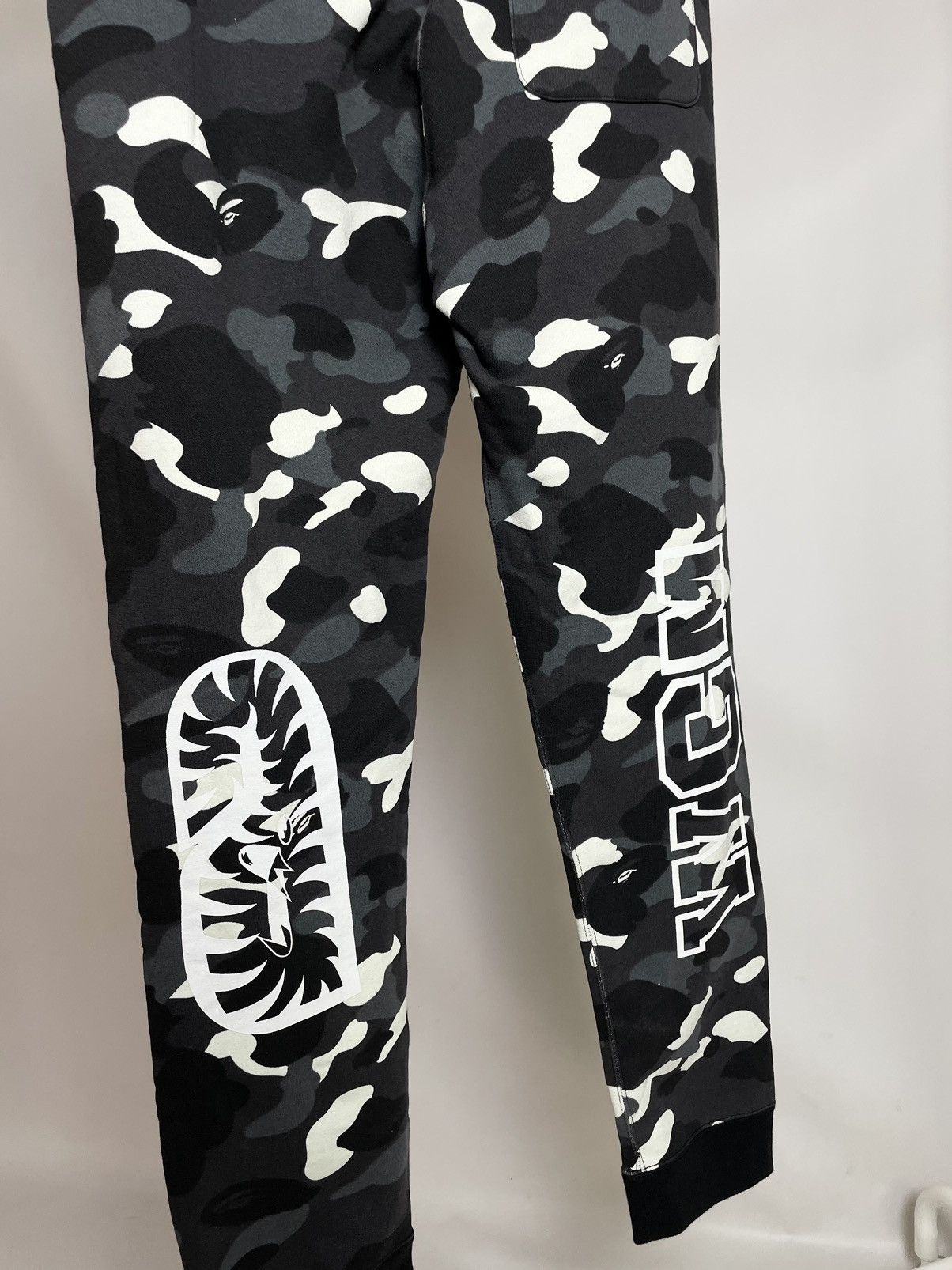 Bape BAPE 🌎 Glow in the dark sport camo sweat pants made in Japan Size US 32 / EU 48 - 8 Thumbnail