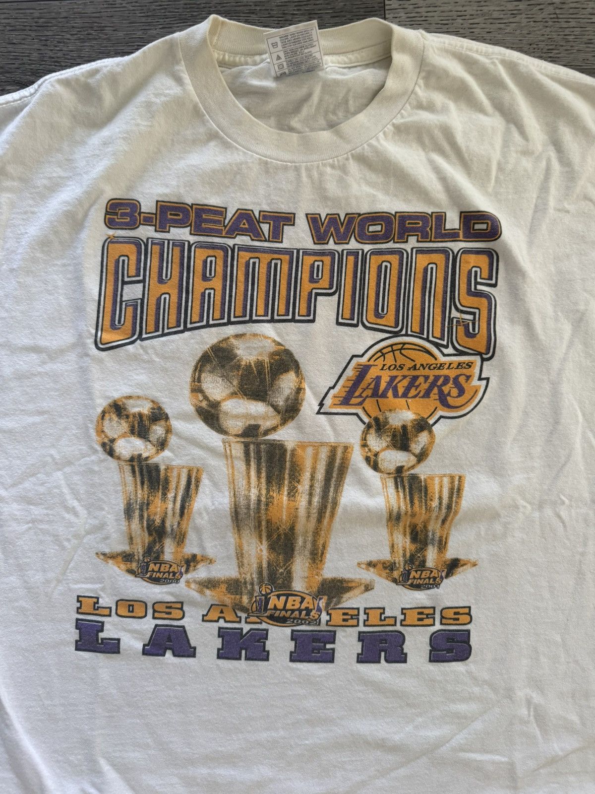 NBA 2002 Vintage Lakers 3 Peat Trophies Tee Size US XXL / EU 58 / 5 - 7 Thumbnail