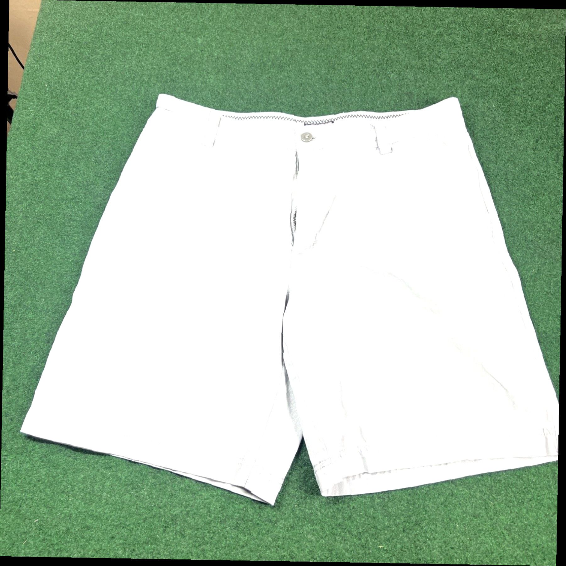 Izod Izod Men's Shorts Gray 36 Flat Front Golf Casual Performance Chino Size US 36 / EU 52 - 1 Thumbnail