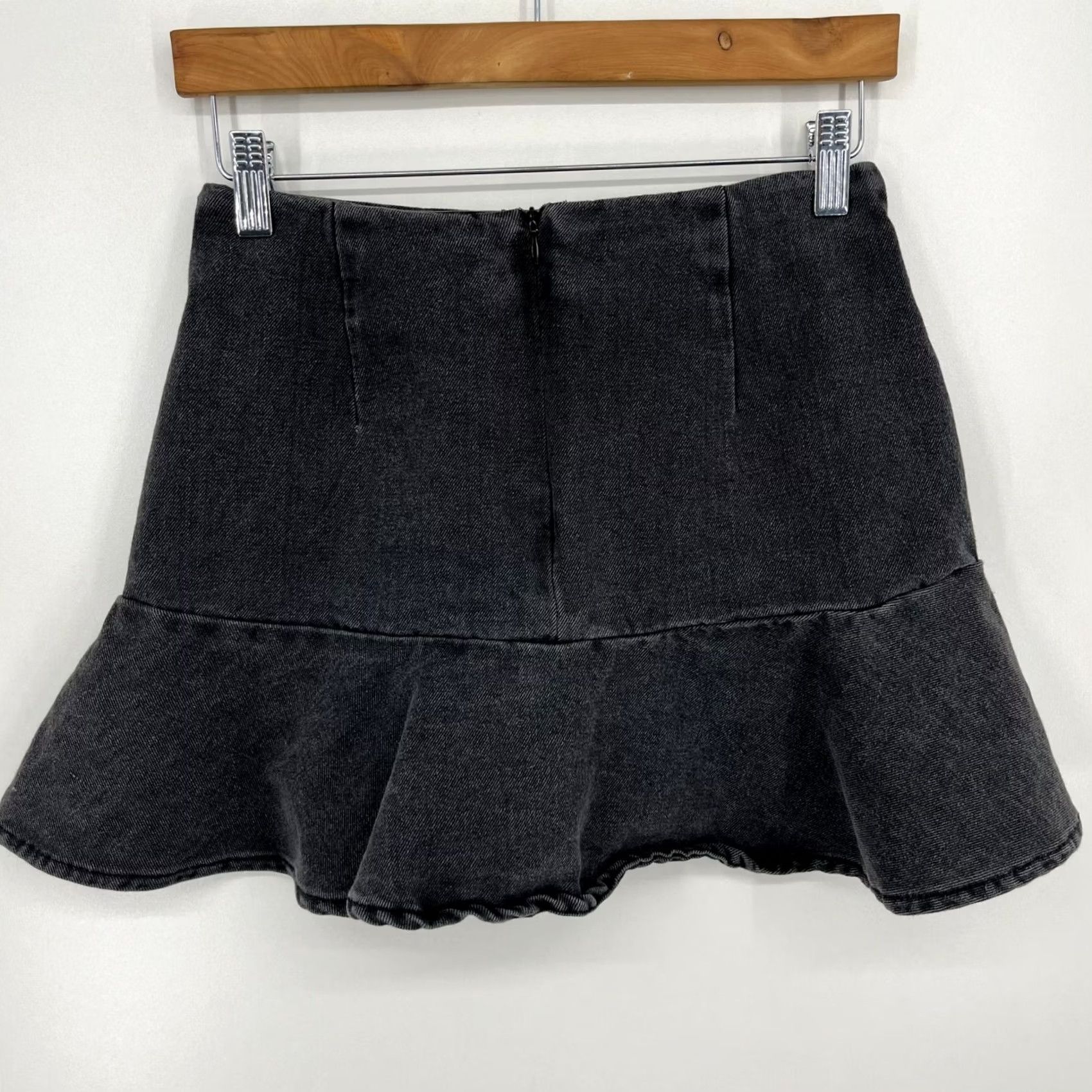 Forever 21 FOREVER 21 Mini Skirt Women's S Black Ruffle Back Zip Cotton Denim 90s Size 28" / US 6 / IT 42 - 4 Thumbnail