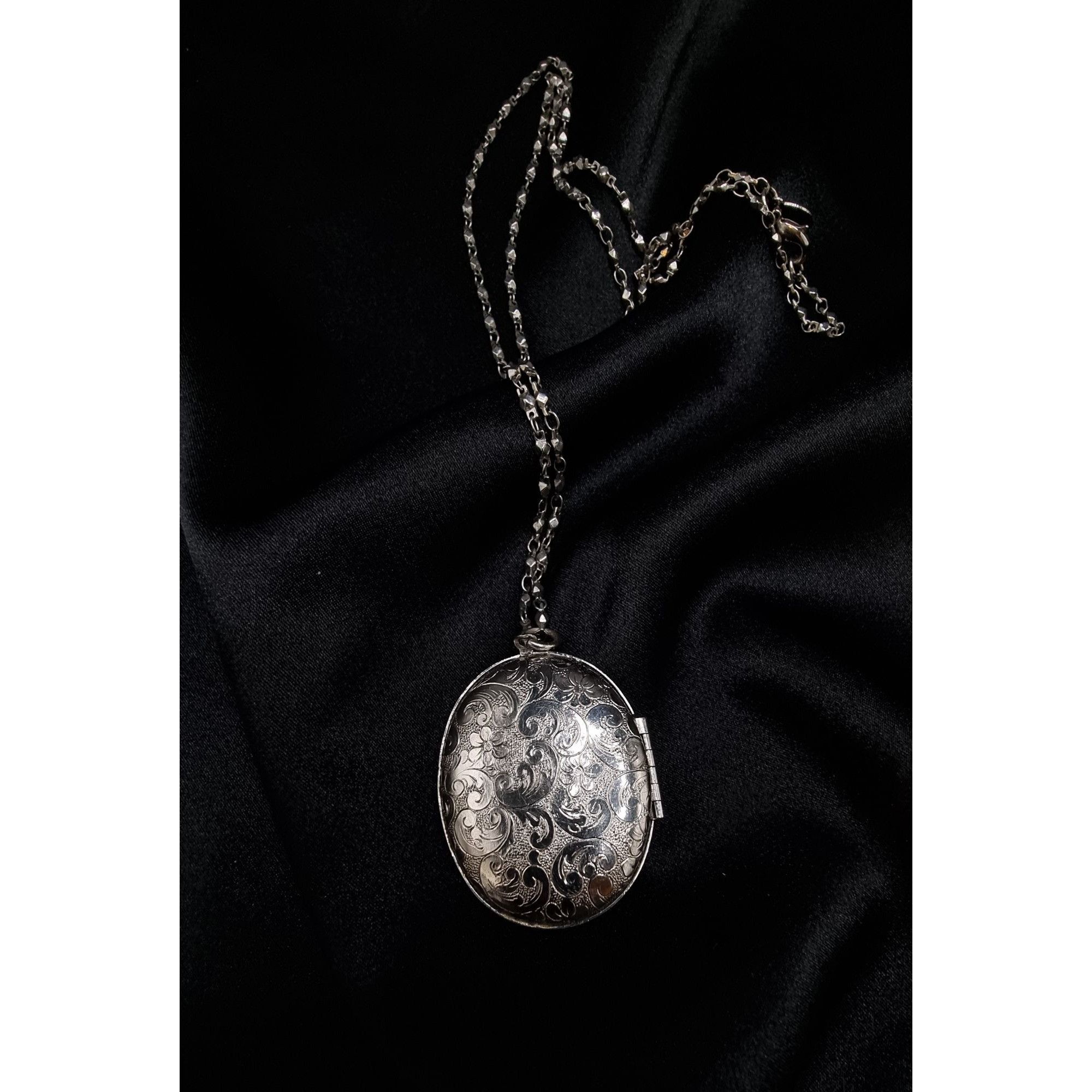 Vintage Vintage 1980's-1990's Silver Oval Locket Necklace With Blue Size ONE SIZE - 6 Thumbnail