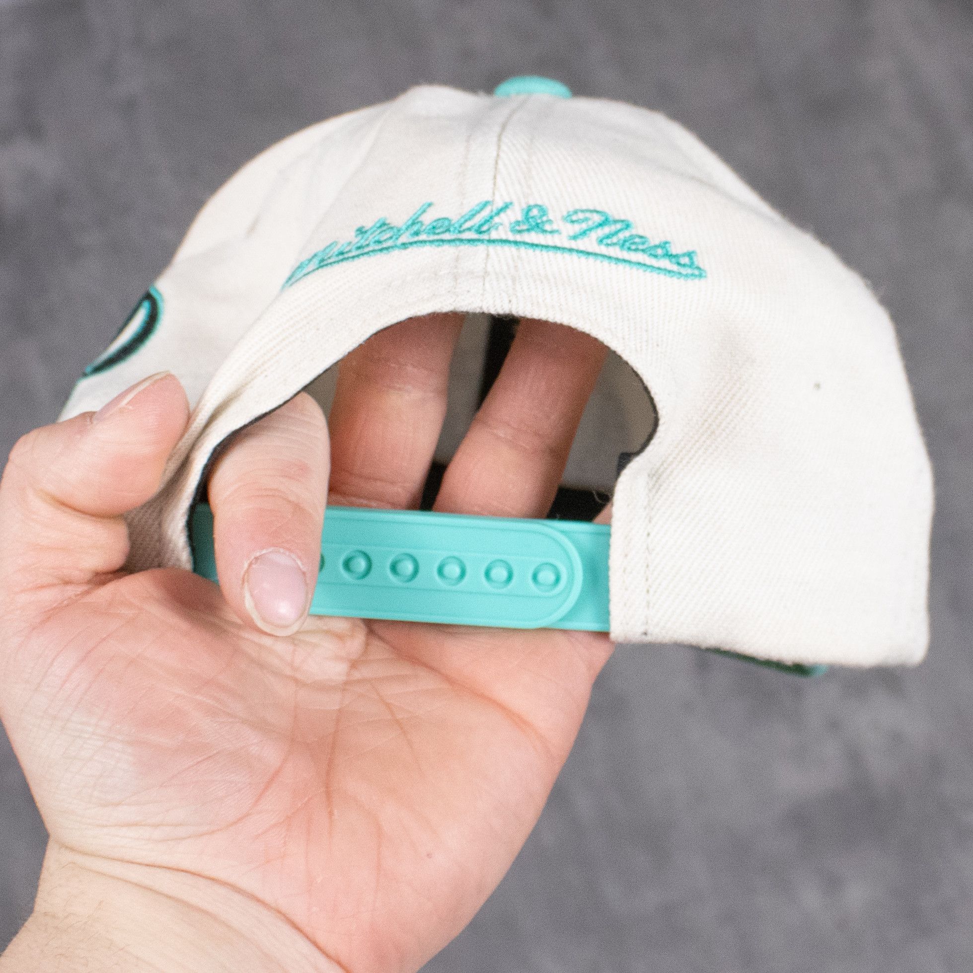Mitchell & Ness Mitchell & Ness Vancouver Grizzlies Snapback Cream Hat Size ONE SIZE - 6 Thumbnail