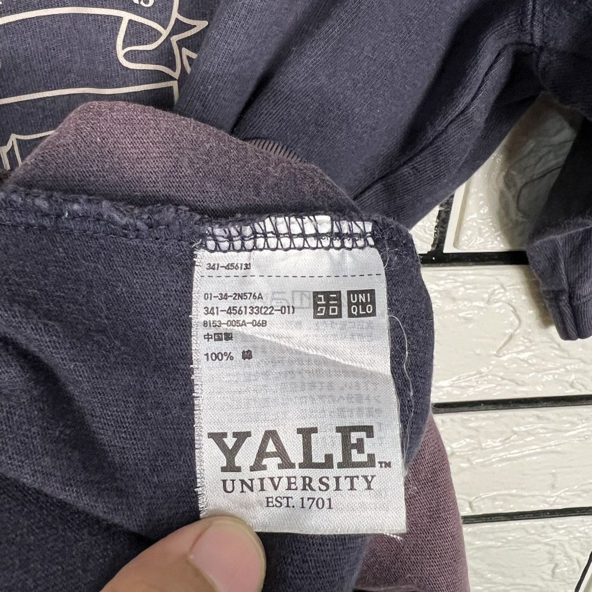 Uniqlo UNIQLO YALE University Big Logo T Shirt #4223-C192 Size US L / EU 52-54 / 3 - 10 Thumbnail