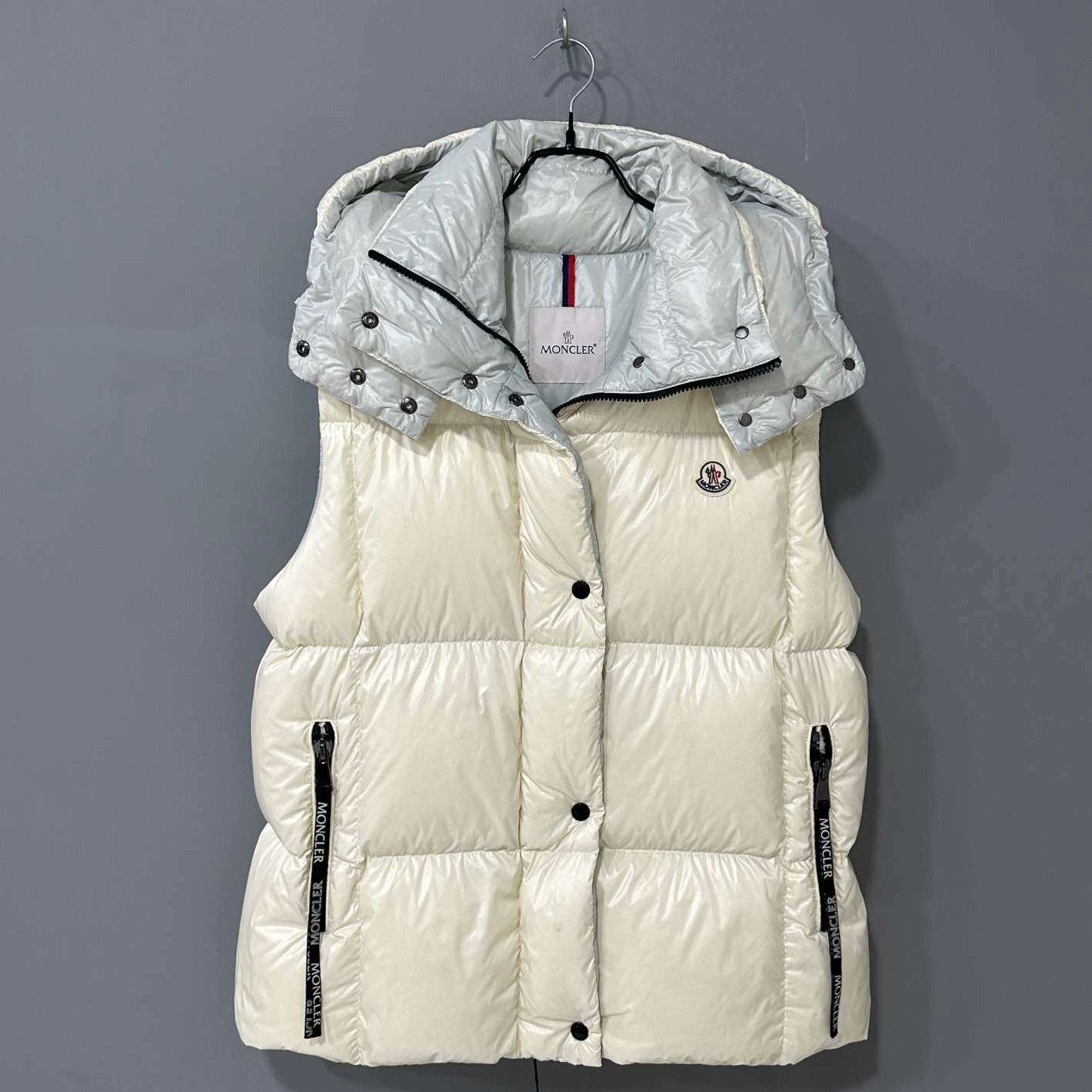 Moncler Moncler Down White Vest s Men Size US S / EU 44-46 / 1 - 1 Thumbnail