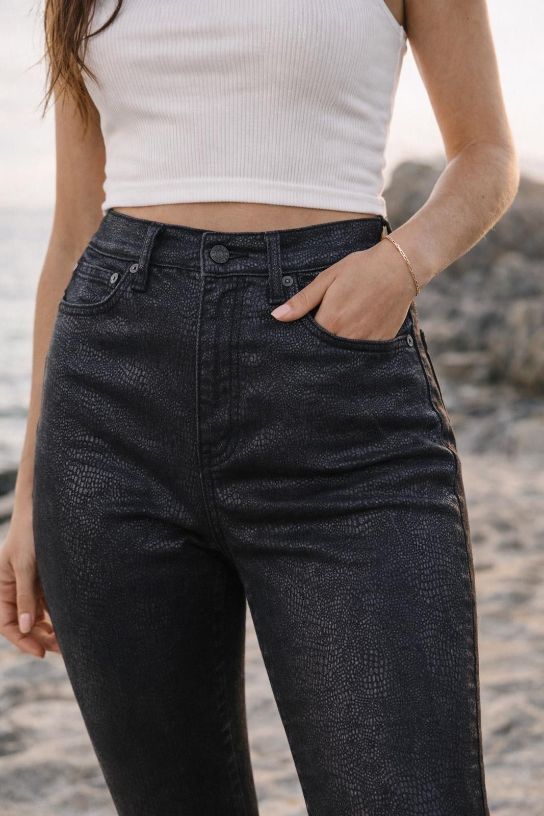 Express Express Mom Jean Super High Rise Coated Black Size 4 Size 30" / US 8 / IT 44 - 1 Thumbnail