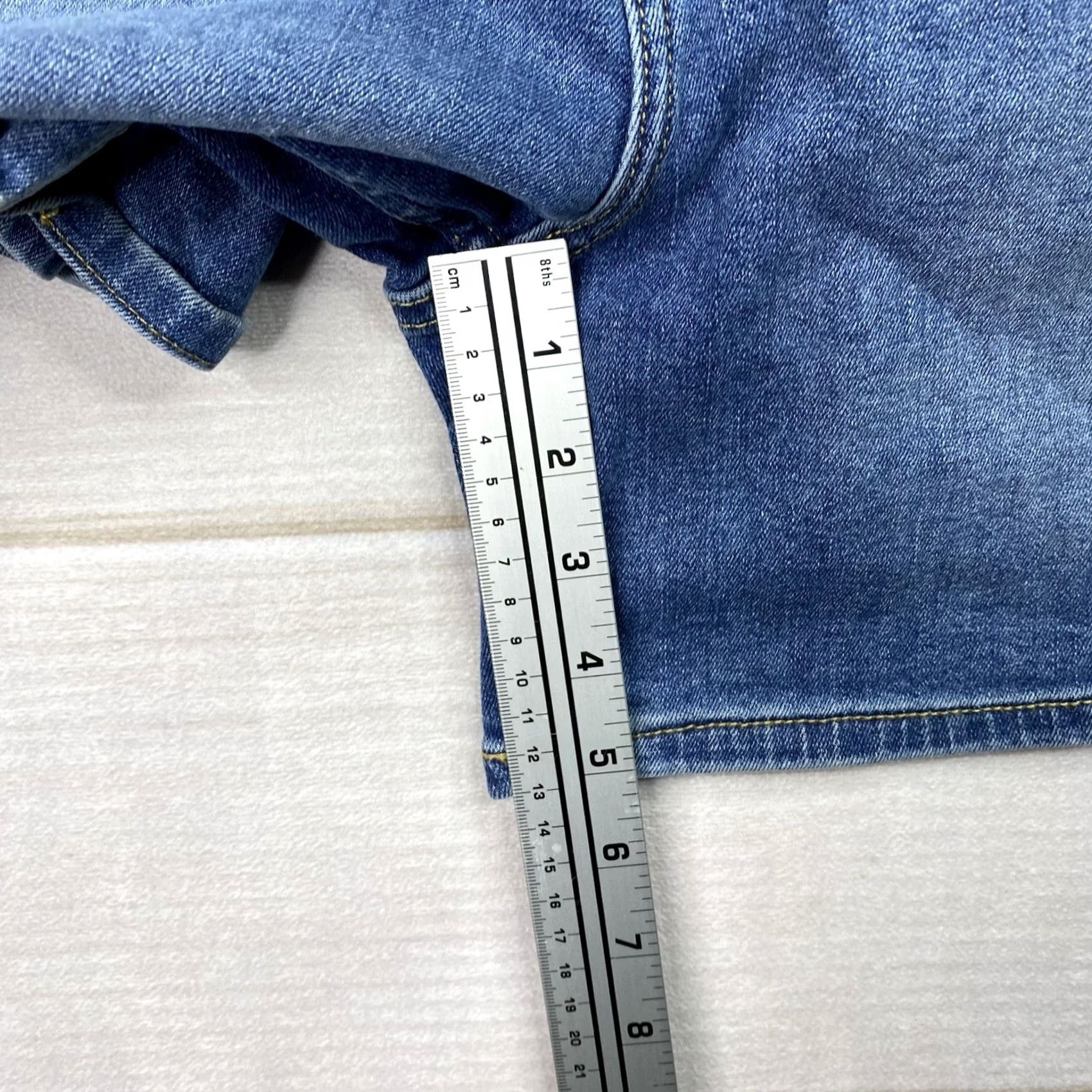 Lee Lee Shorts Womens 22 Slim High Rise Medium Wash Denim 5" Inseam Stretch Pockets 5-Pocket Design Casual Summer Spring Mens Womens Girls Boys Size 40" / US 18 - 4 Thumbnail