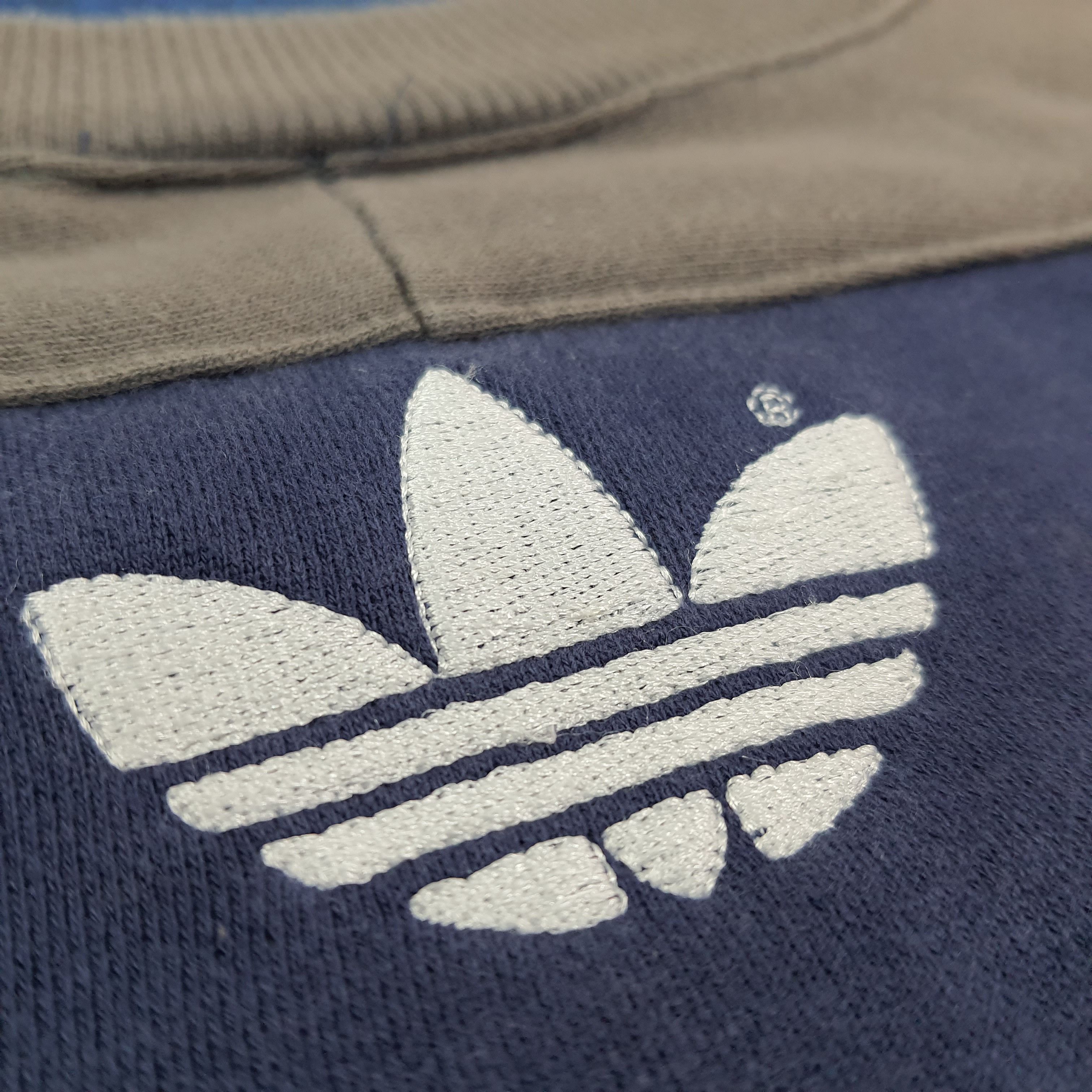 Adidas Vintage Adidas Three Stripes Retro Logo Sweatshirt C256N20 Size US M / EU 48-50 / 2 - 6 Thumbnail