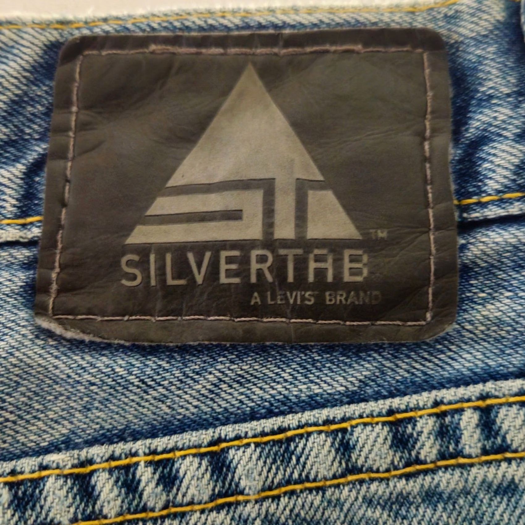 Levi's VINTAGE Levi's SilverTab Denim Shorts 36 Mens Low Baggy 90s Light Wash Denim Bermuda Casual Mens Size US 36 / EU 52 - 4 Thumbnail