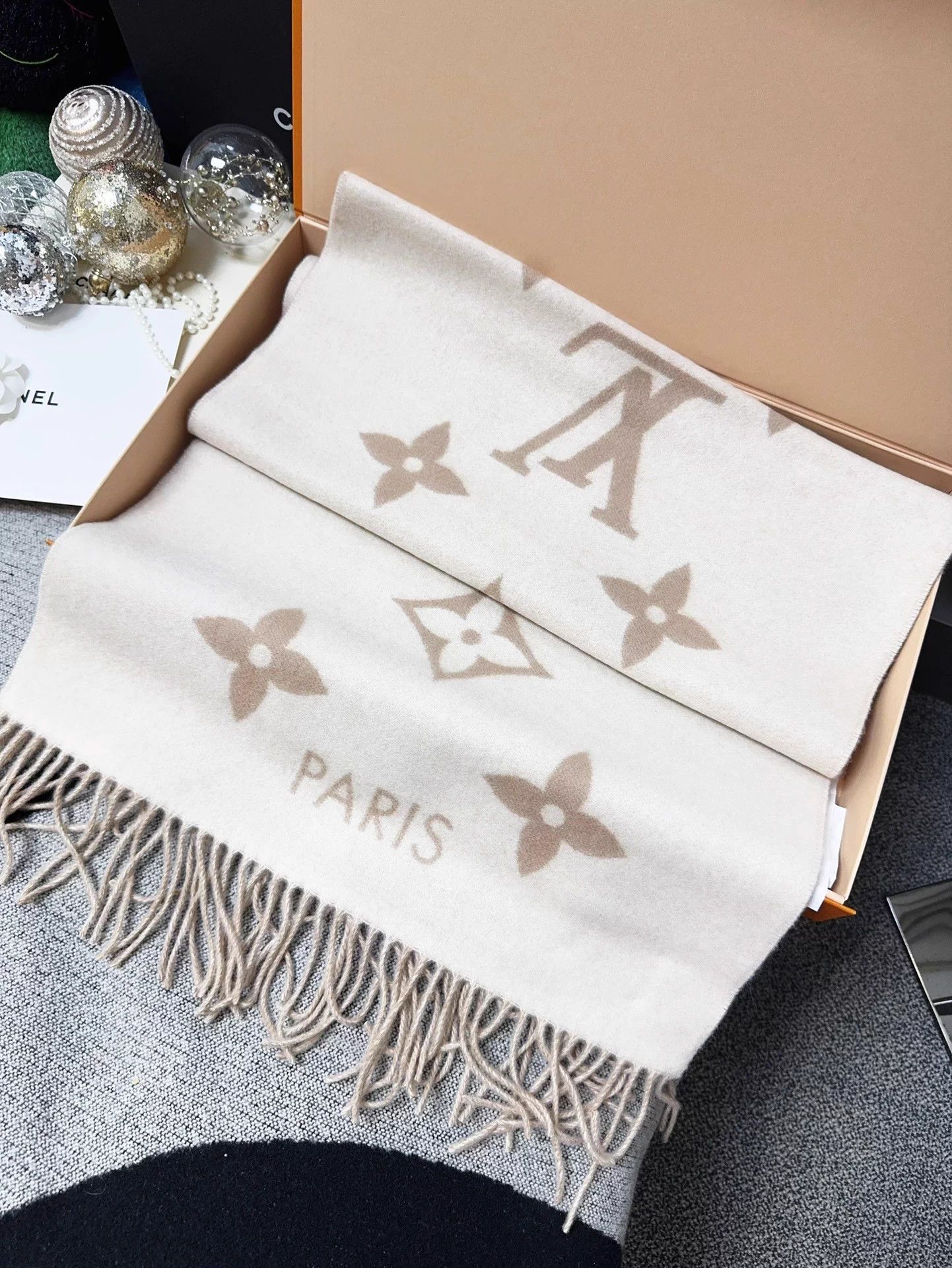 Louis Vuitton LV Monogram Cashmere Scarf Milky Tea Unused Boxed Size ONE SIZE - 9 Thumbnail