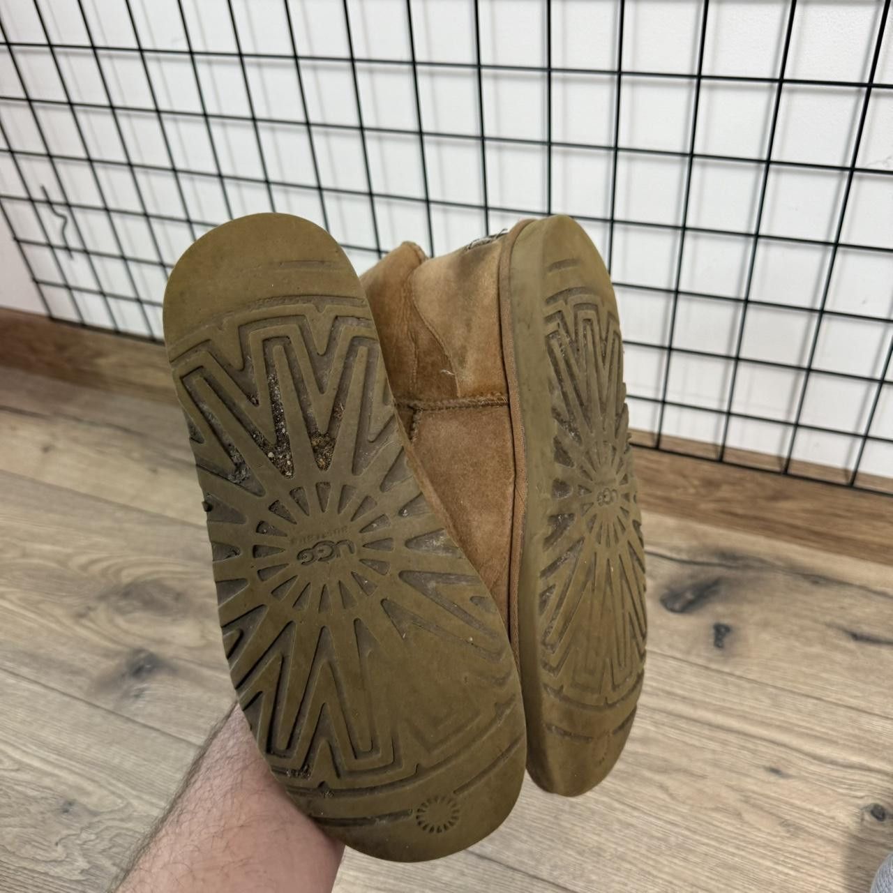 Ugg UGG AUSTRALIA WOMANS HIGH TOP SHOES Size US 7 / IT 37 - 4 Thumbnail