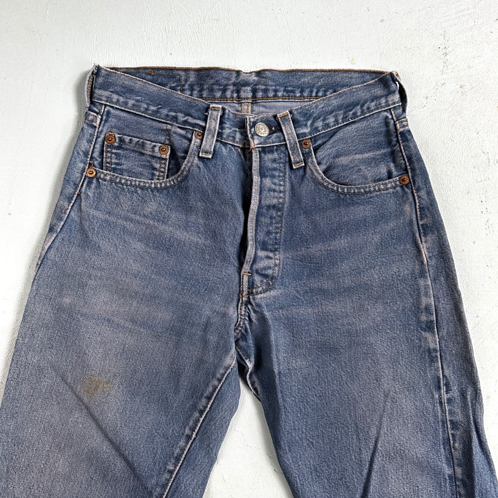 Levi's VINTAGE Levi's 501 Jeans Men 28 Blue 80s USA Straight Fit Distressed Denim Size US 28 / EU 44 - 2 Thumbnail