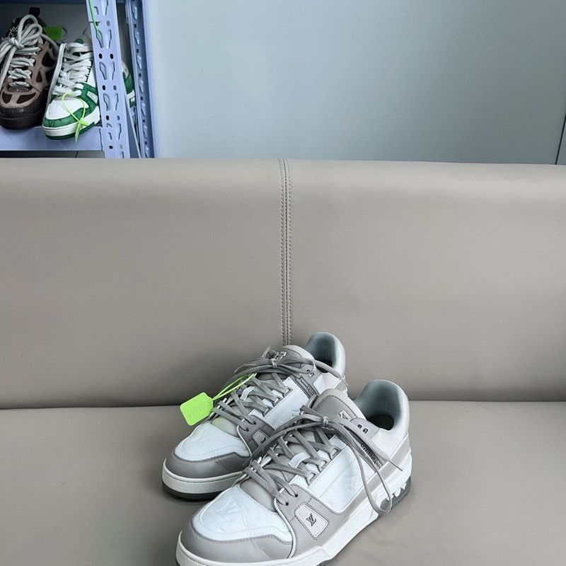 Louis Vuitton Louis Vuitton Classic Trainer Fashion Sneakers for Men -250 Size US 9.5 / EU 42-43 - 2 Thumbnail