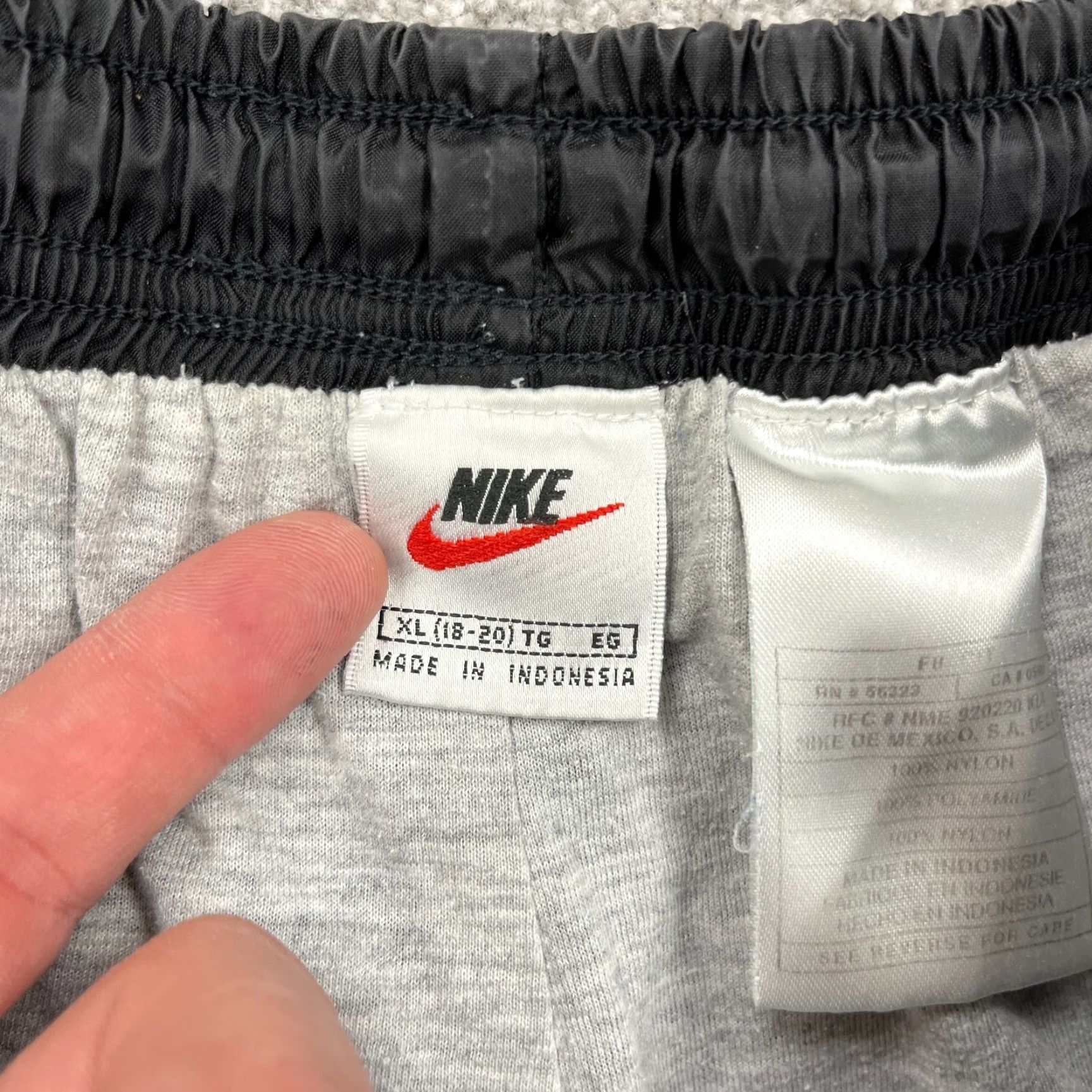 Nike VINTAGE Nike Tracksuit Pants Women XL Black Windbreaker Style Track Pants 90s Y2K Ladies Regular Fit Womens Size 40" / US 18 - 3 Thumbnail