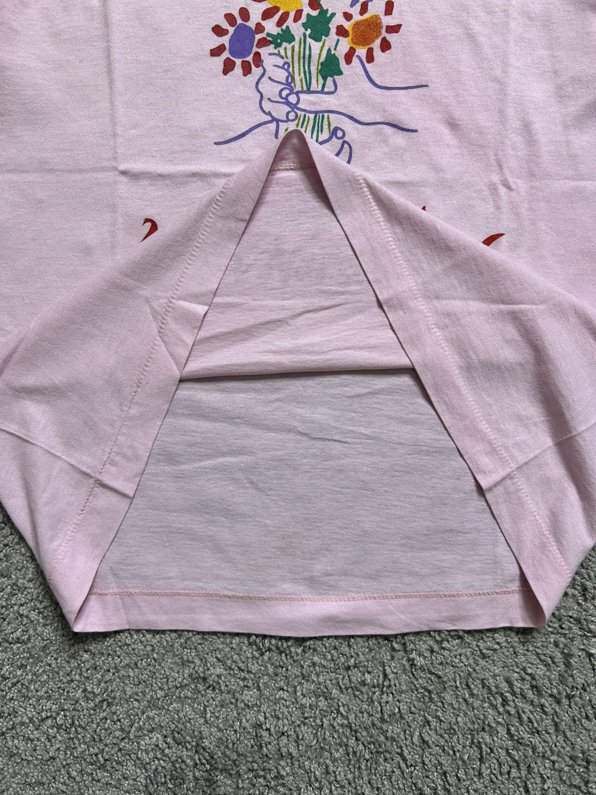 Vintage Vintage 90s Picasso Love a Nurse Pink Art Tee Flowers Single Size US L / EU 52-54 / 3 - 5 Thumbnail