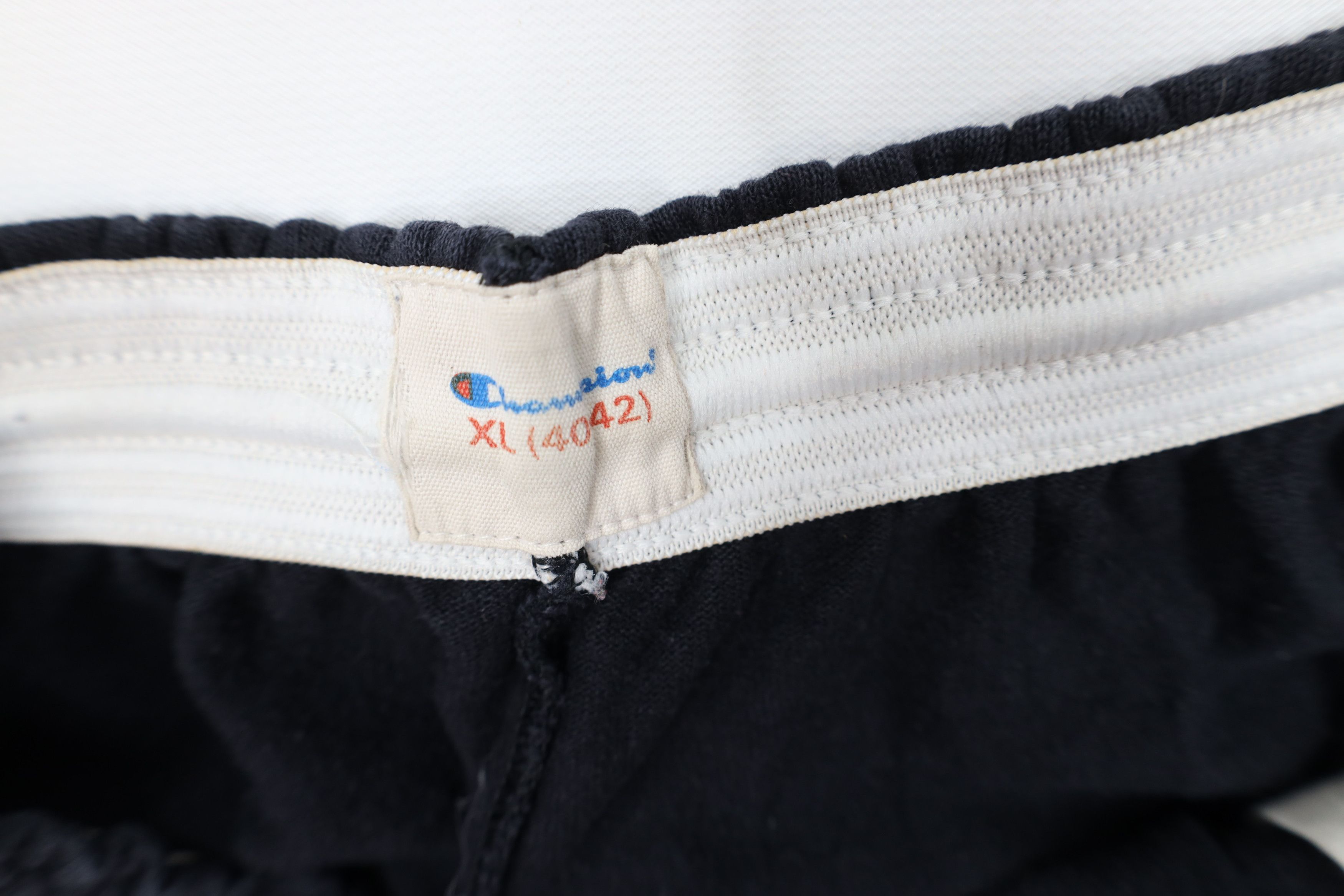 Champion Vintage 90s Champion Above Knee Heavyweight Shorts Black Size US 36 / EU 52 - 9 Thumbnail