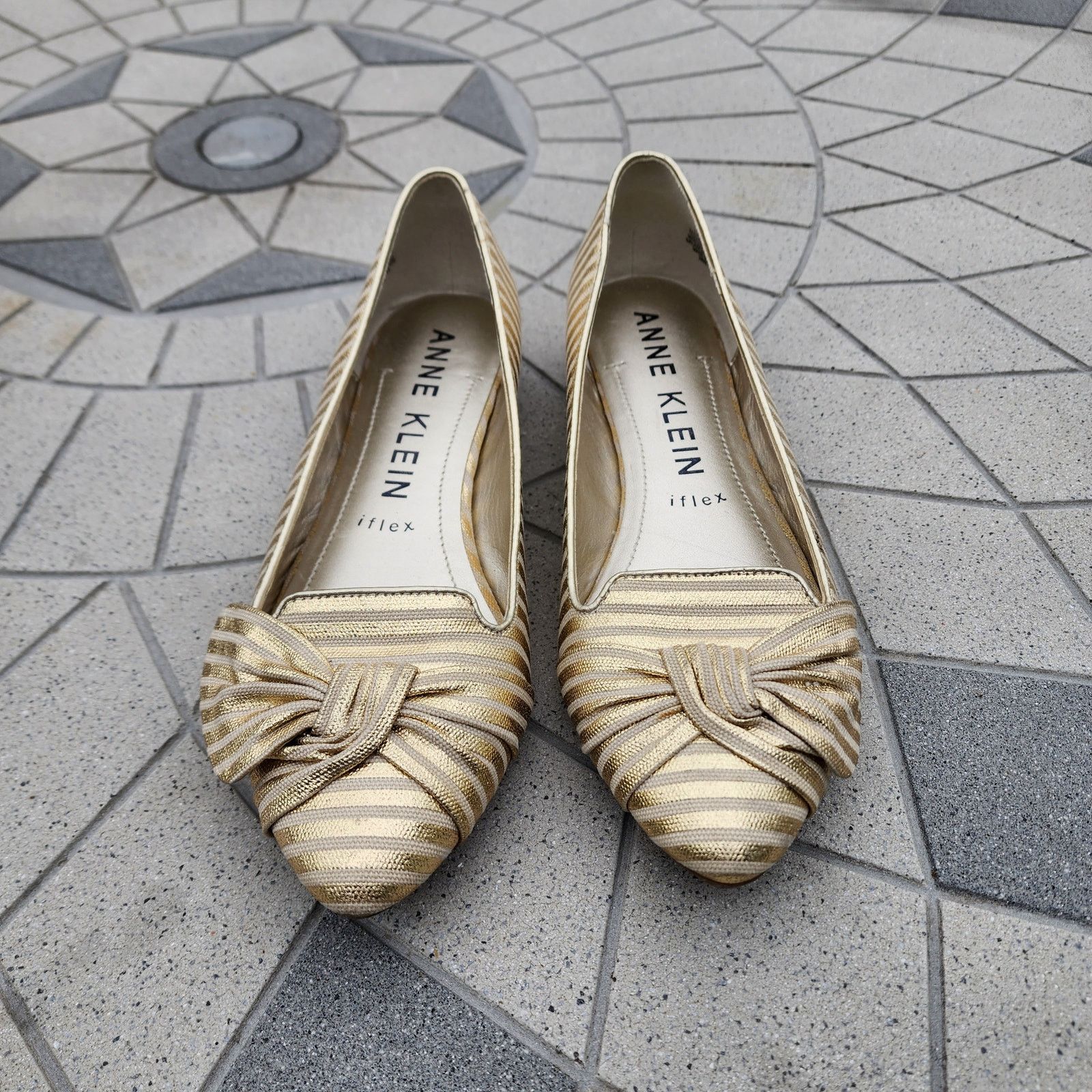 Anne Klein Anne Klein iFlex Breezey Striped Bow Gold Pumps 7.5 Size US 7.5 / IT 37.5 - 3 Thumbnail