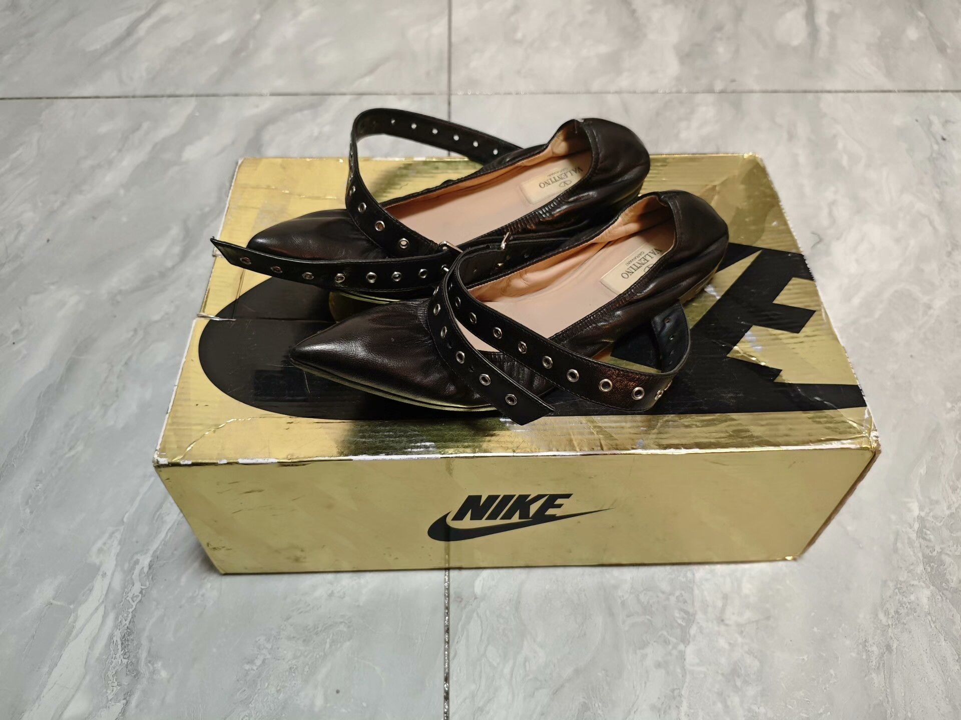 Valentino Valentino Leather Black Lowtop Sneakers us_7-5 Women Size US 7.5 / IT 37.5 - 1 Thumbnail