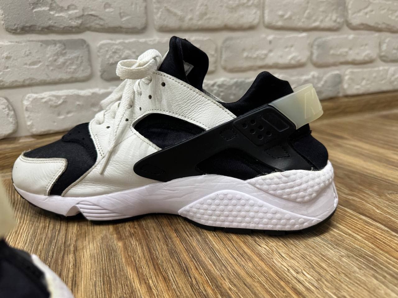 Nike Nike Air Huarache Black White Panda Size US 11 / EU 44 - 11 Thumbnail