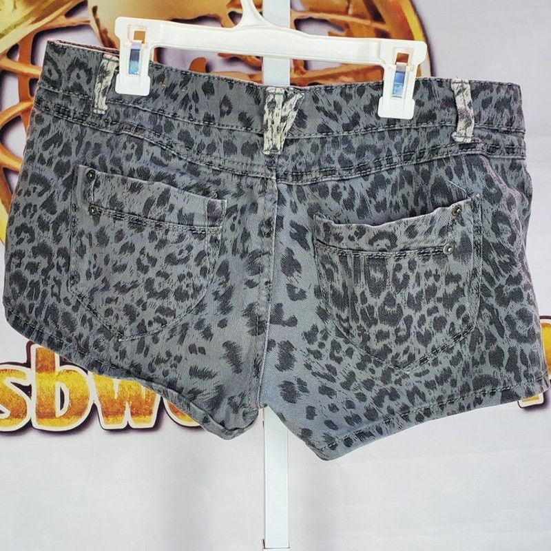 Mossimo Mossimo Grey Leopard Print Denim Shorts Size 13 Size 34" / US 12 / IT 48 - 2 Thumbnail