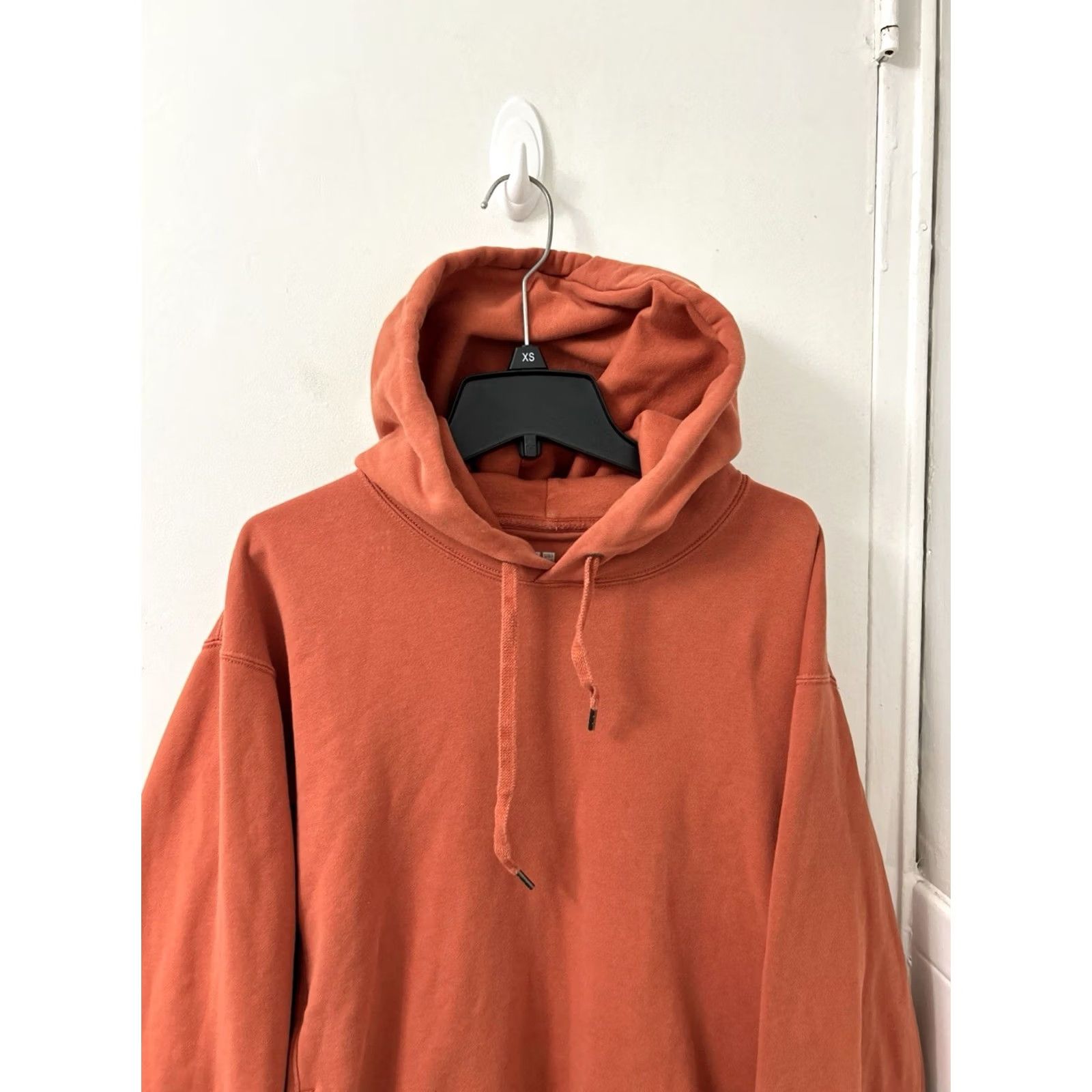 Uniqlo UNIQLO Hoodie Mens M Orange Pullover Sweatshirt Pockets Long Sleeve Capillary 26” Size US M / EU 48-50 / 2 - 2 Thumbnail