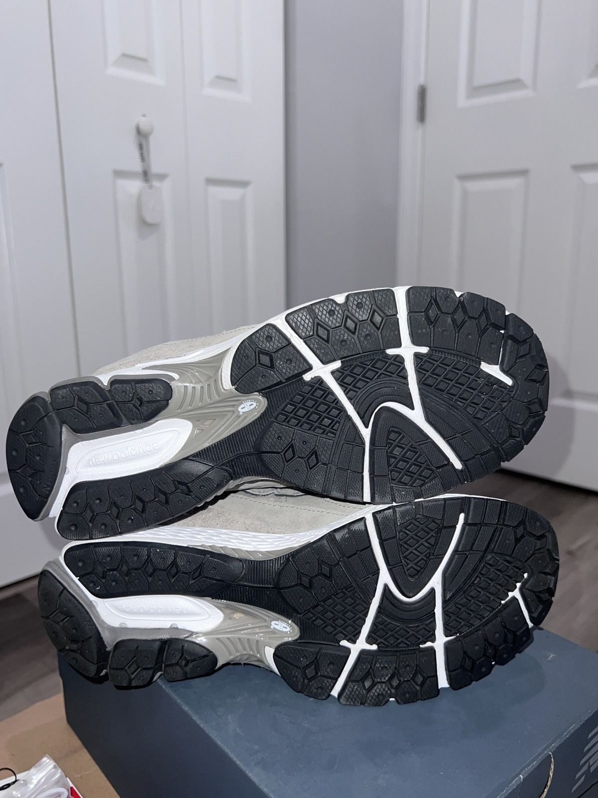 New Balance New Balance x Invincible x N. Hollywood 2002r Size US 9 / EU 42 - 6 Thumbnail