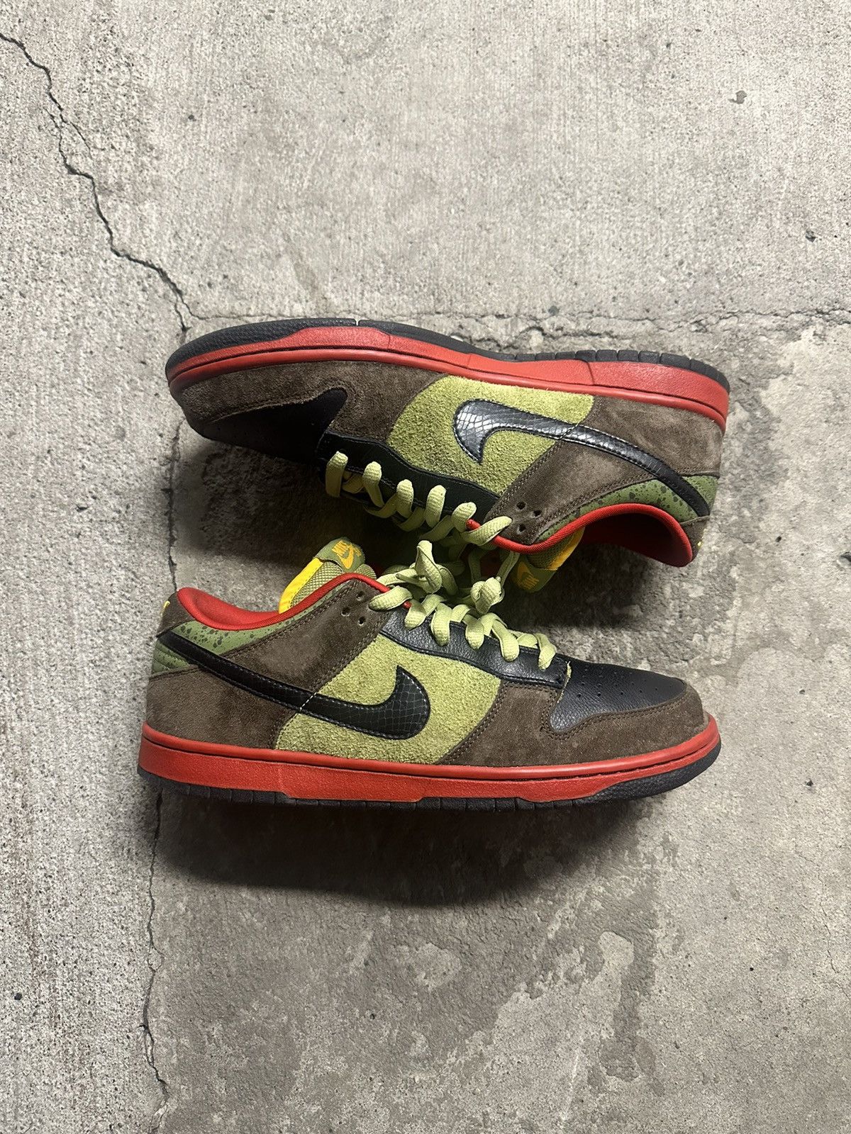 Nike 2009 Nike SB Dunk Low “Asparagus” Size US 11.5 / EU 44-45 - 4 Thumbnail