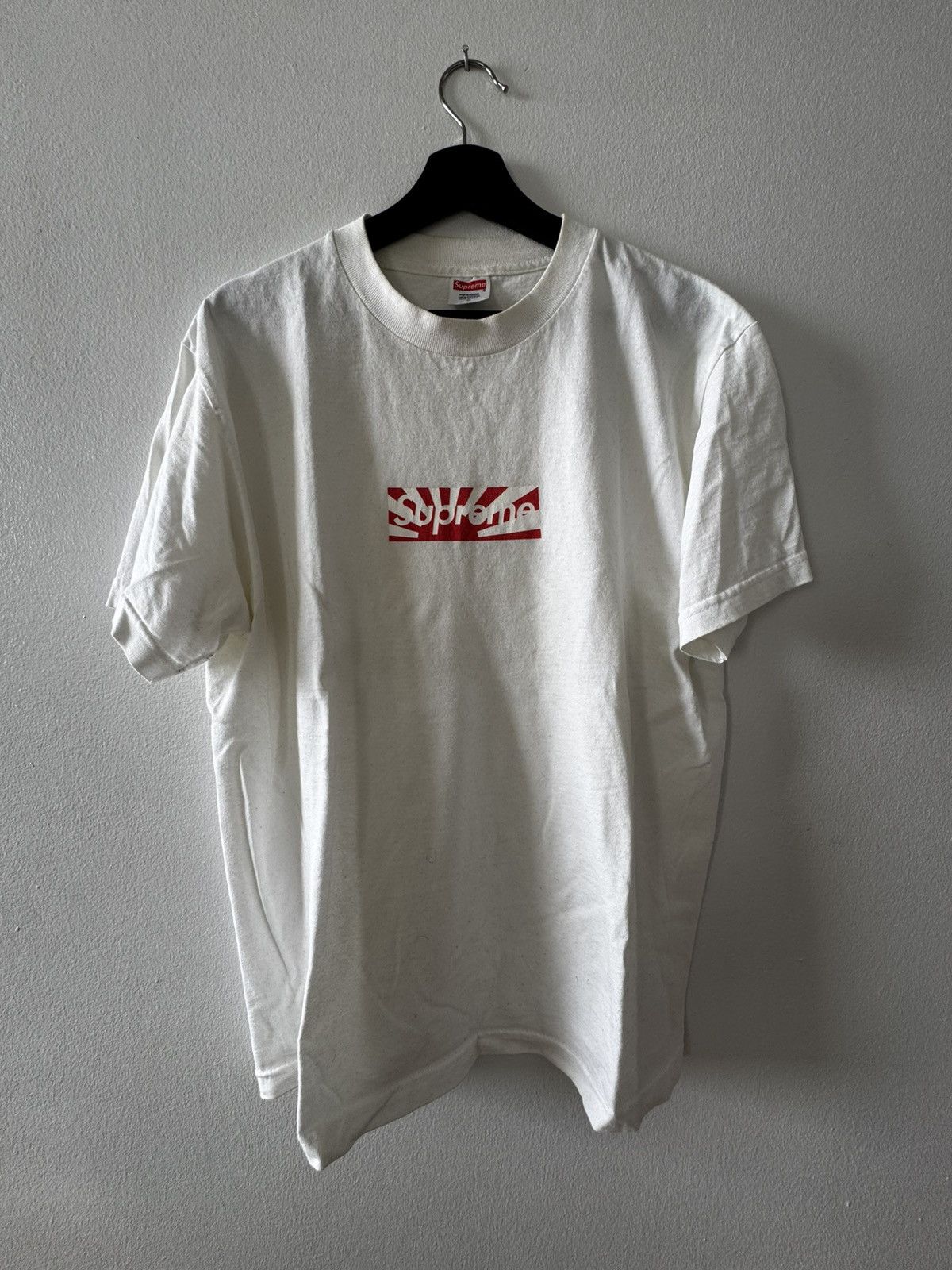【Supreme】★LA Relief Box Logo T-Shirt★男女共用★25SS★ Los Angeles Fire Relief Box Logo Tee | Supreme 25ss