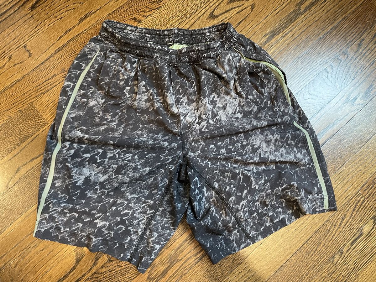 Lululemon Lululemon lined camo print shorts size medium Size US 32 / EU 48 - 1 Thumbnail