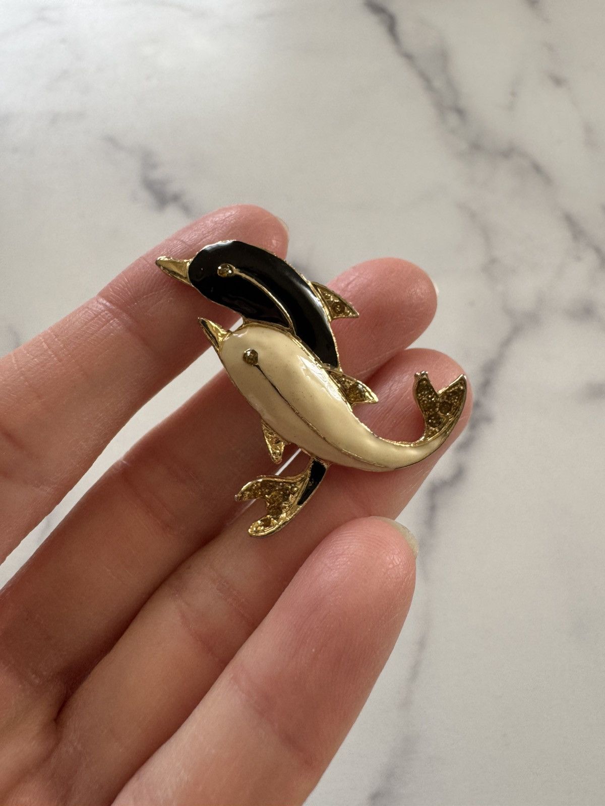 Vintage Vintage 90s pin brooch dolphin twin pair cream black gold Size ONE SIZE - 1 Thumbnail