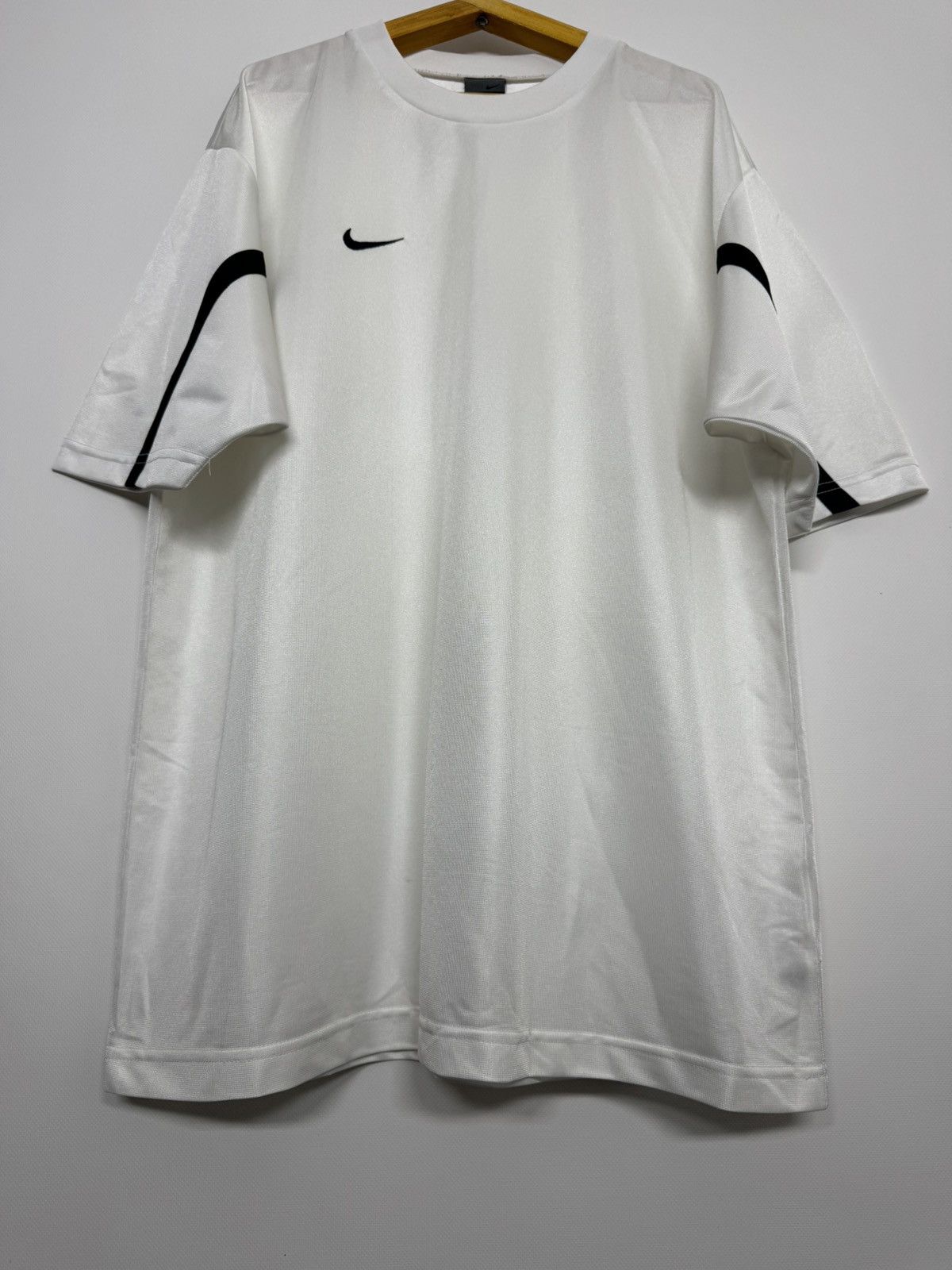 Nike Vintage Y2k Nike Swoosh Logo T-Shirt Size US L / EU 52-54 / 3 - 7 Thumbnail