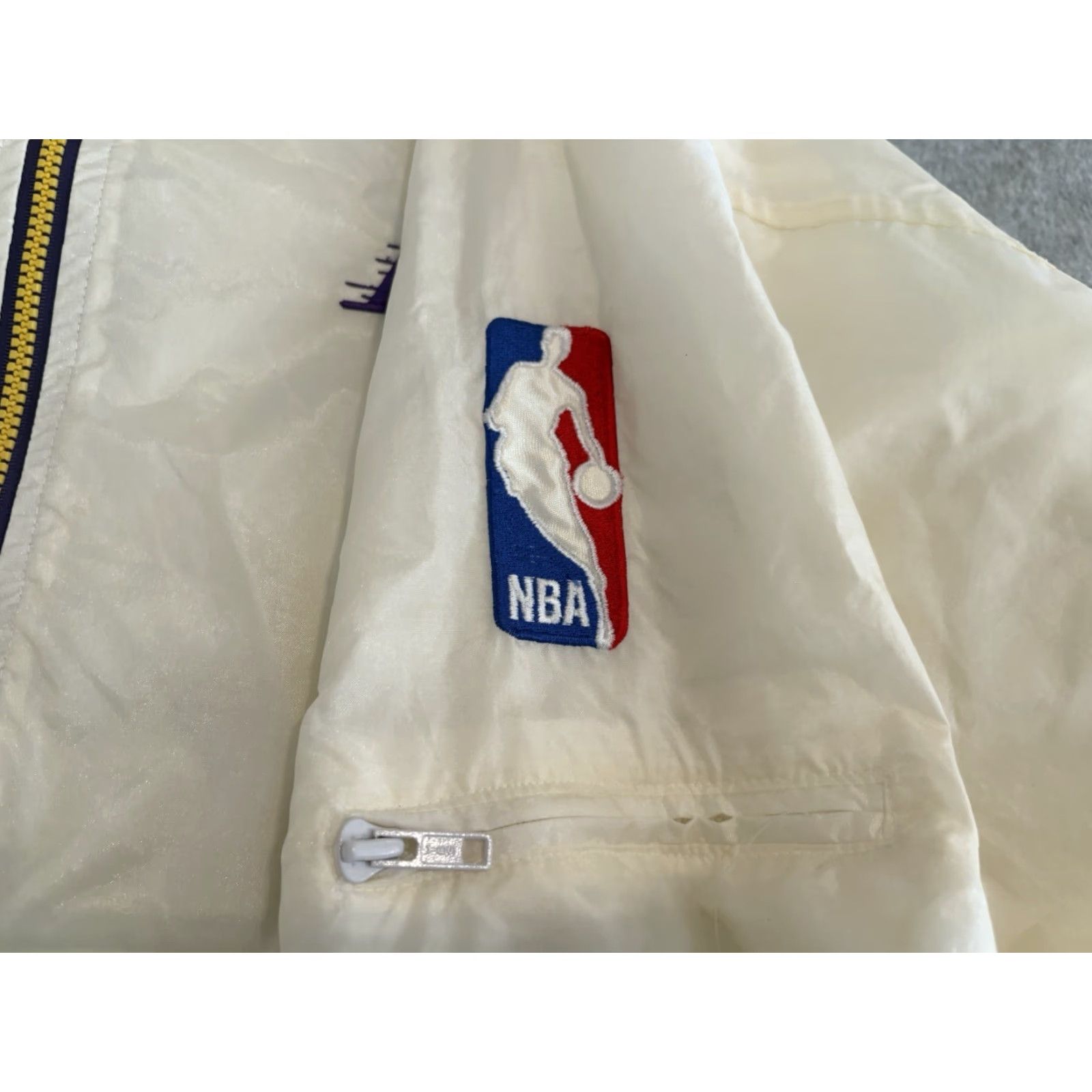 Pro Player VINTAGE Pro Player Los Angeles Lakers NBA Half Zip Windbreaker Jacket 2XL Ivory Mens"} Size US XXL / EU 58 / 5 - 5 Thumbnail