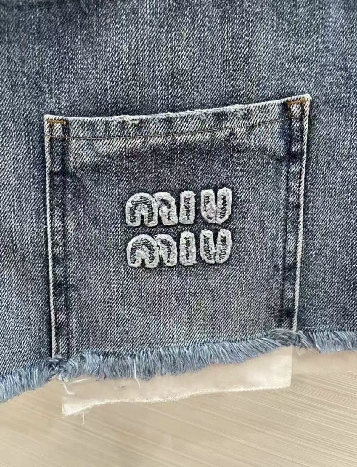 Miu Miu Miu Miu Stylish Blue Low-Rise Raw Hem Denim Shorts J33 Size 25" / US 0 / IT 36 - 4 Thumbnail