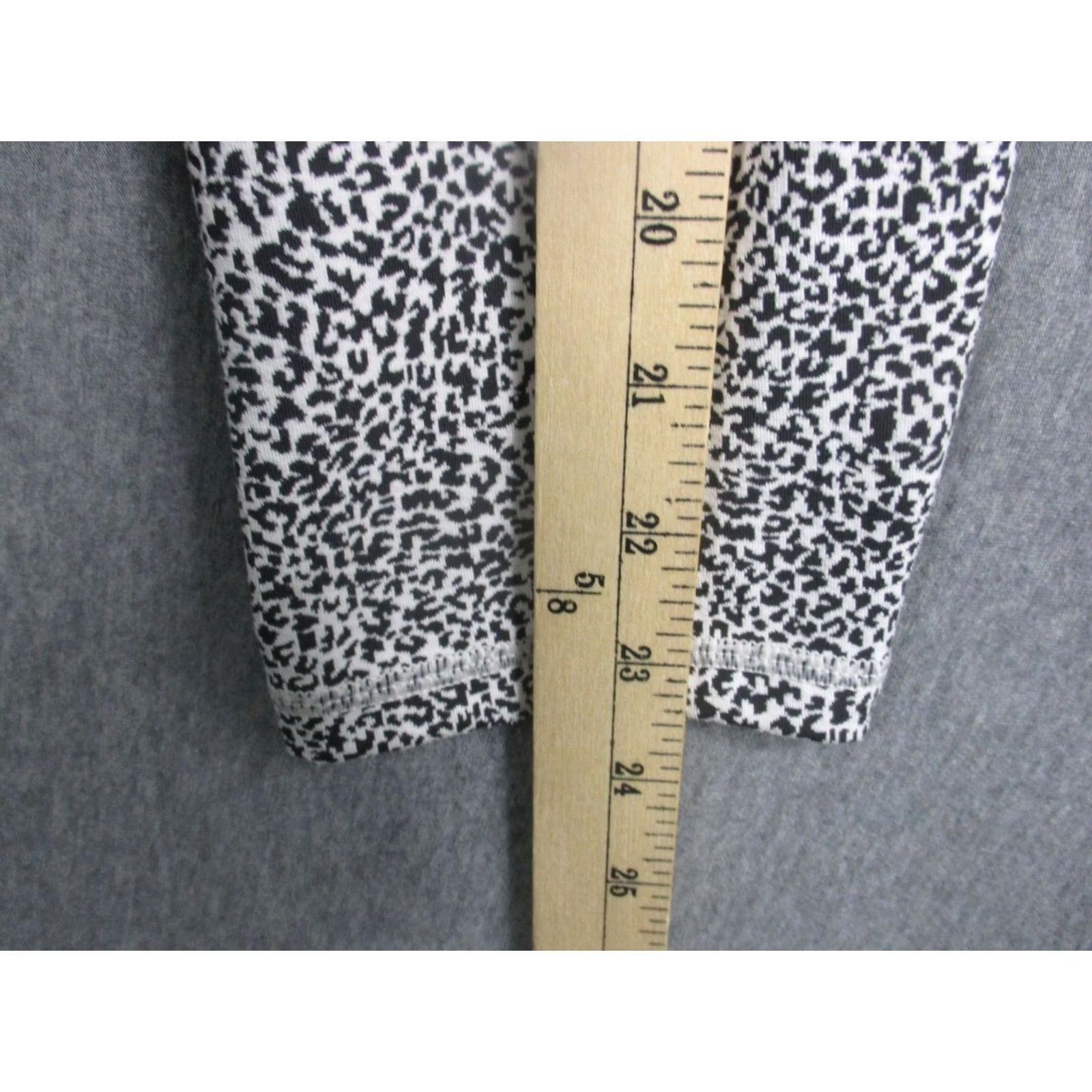 Athleta Athleta Leggings Womens M Black Animal Print Ankle Salutation Stash II Textured Pockets Yoga Size 32" / US 10 / IT 46 - 4 Thumbnail