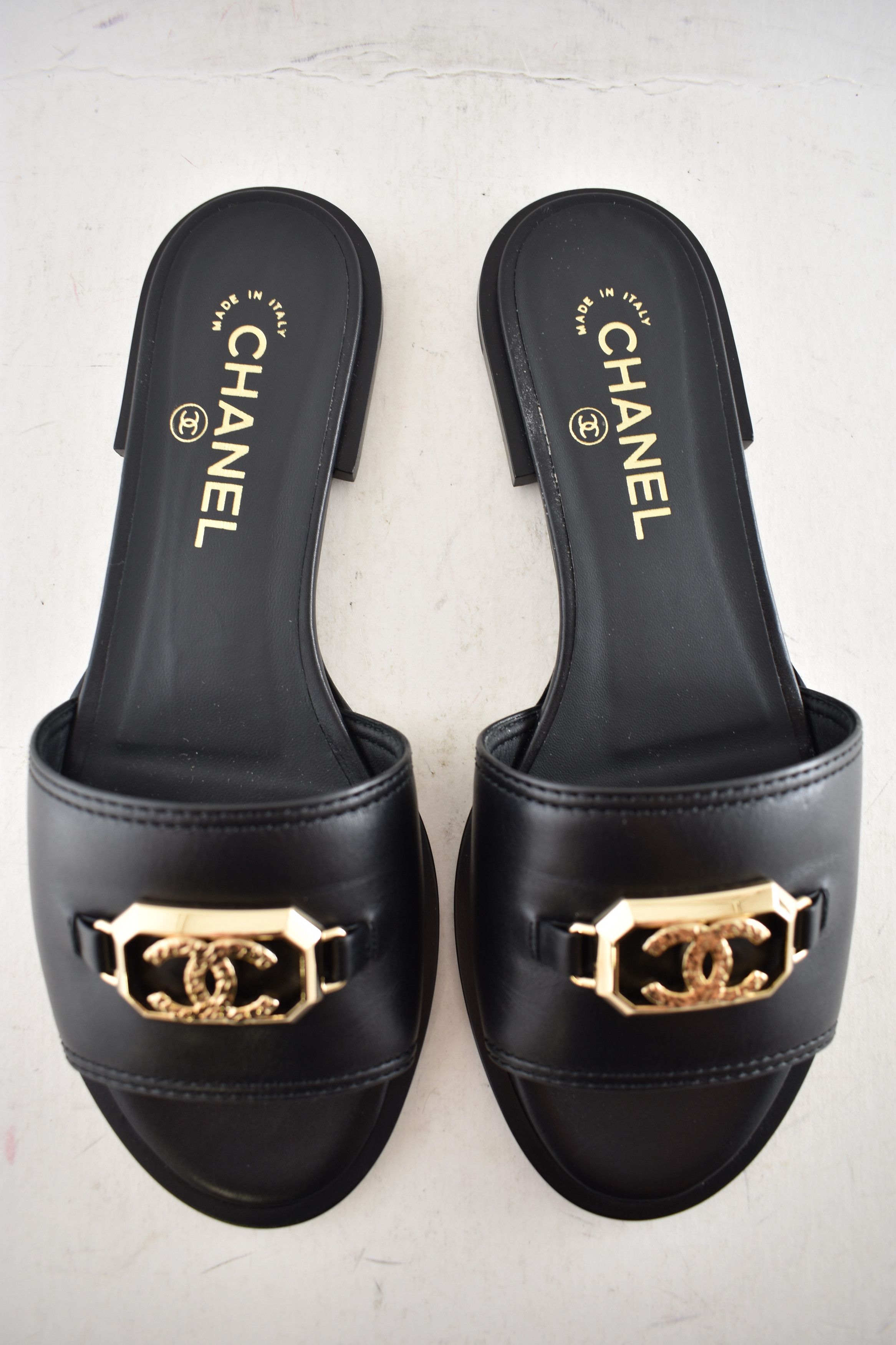 Chanel Chanel 23B Leather Gold CC Logo Mule Slides Sandals Flat 38 Size US 8 / IT 38 - 9 Thumbnail