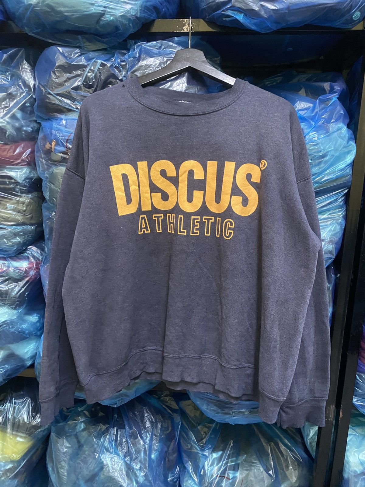 Vintage Vintage DISCUS ATHLETIC Navy Blue Heavyweight Sweatshirt Size US L / EU 52-54 / 3 - 1 Thumbnail