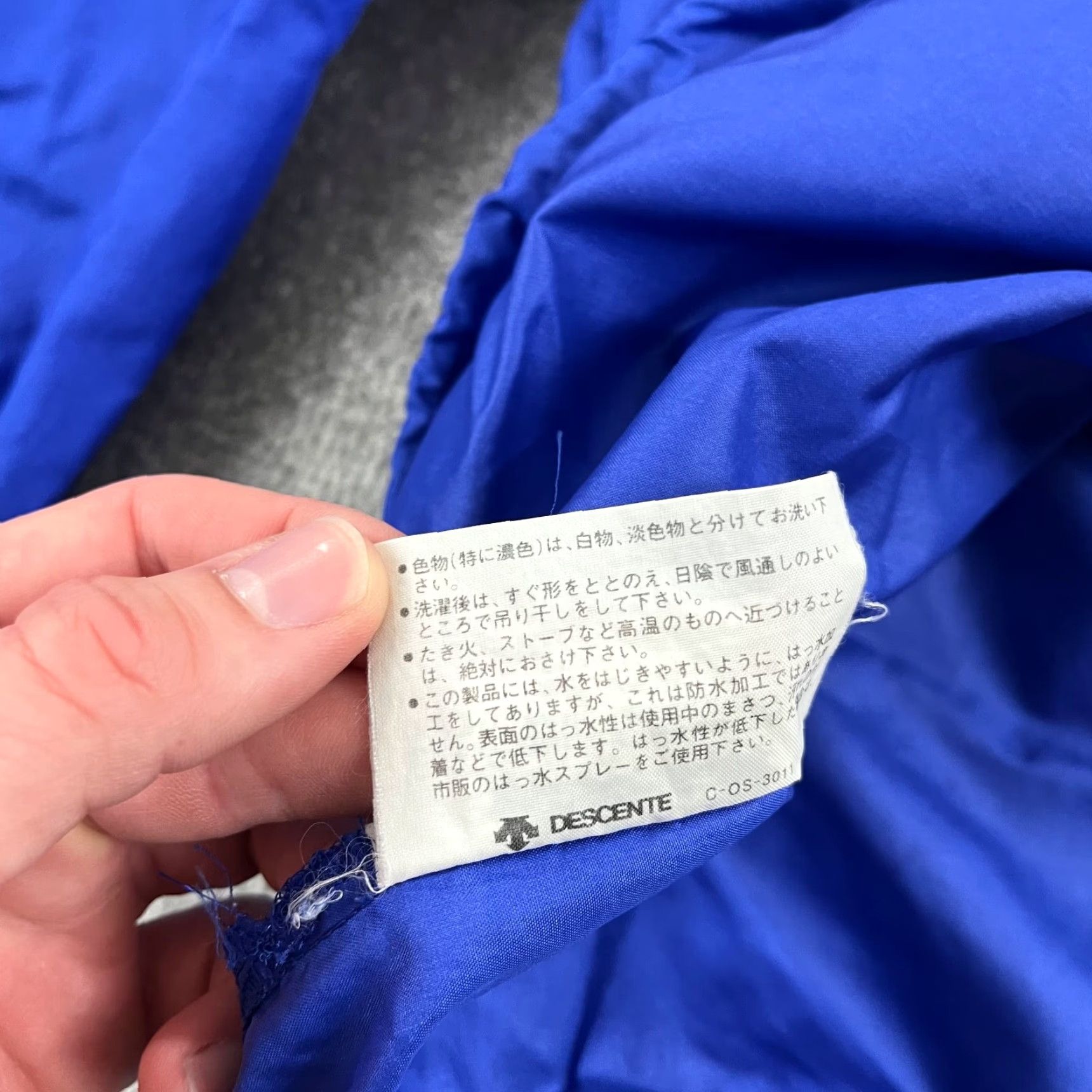 Adidas VINTAGE Adidas Descente Jacket Mens M/L Blue Windbreaker Pullover Trefoil Japan 90s VTG Stops Logo Crackling Back Graphic 90s Mens M-L Blue Size US M / EU 48-50 / 2 - 7 Thumbnail