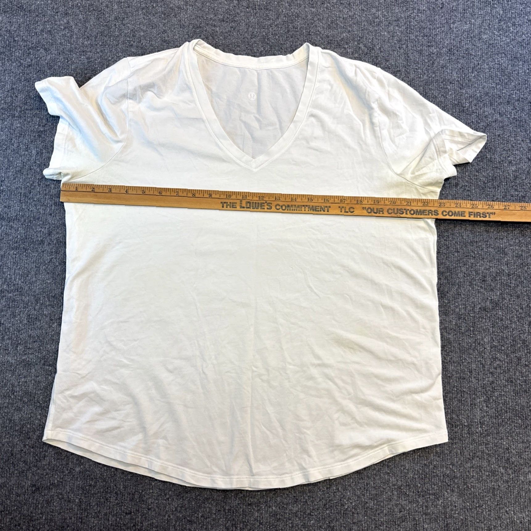 Lululemon Lululemon Fundamenta White V-Neck T-Shirt Mens Size L White Activewear/Casual Shirt Size US L / EU 52-54 / 3 - 3 Thumbnail