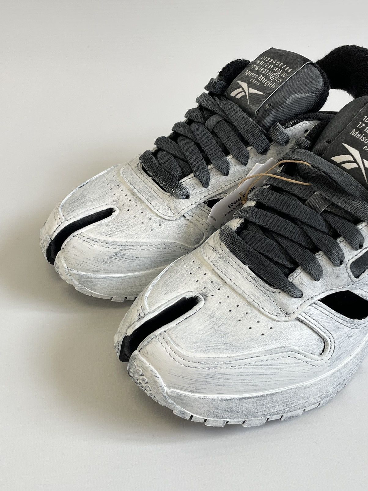 Maison Margiela × Reebok ‘Project 0 CL’ Painted Tabi Sneakers Size US 9 / IT 39 - 6 Thumbnail