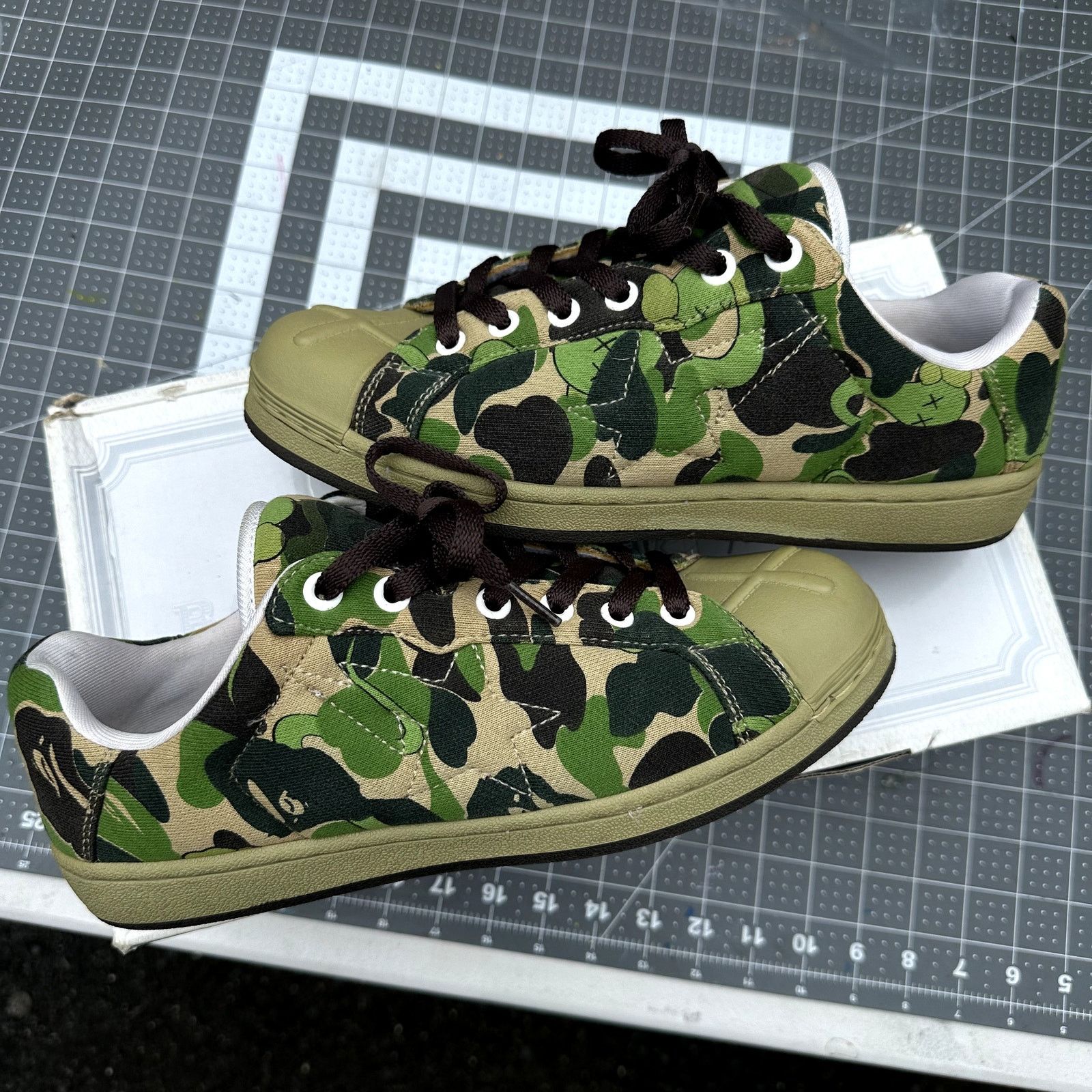 Bape Bape x Kaws Skullsta Size US 9.5 / EU 42-43 - 1 Thumbnail